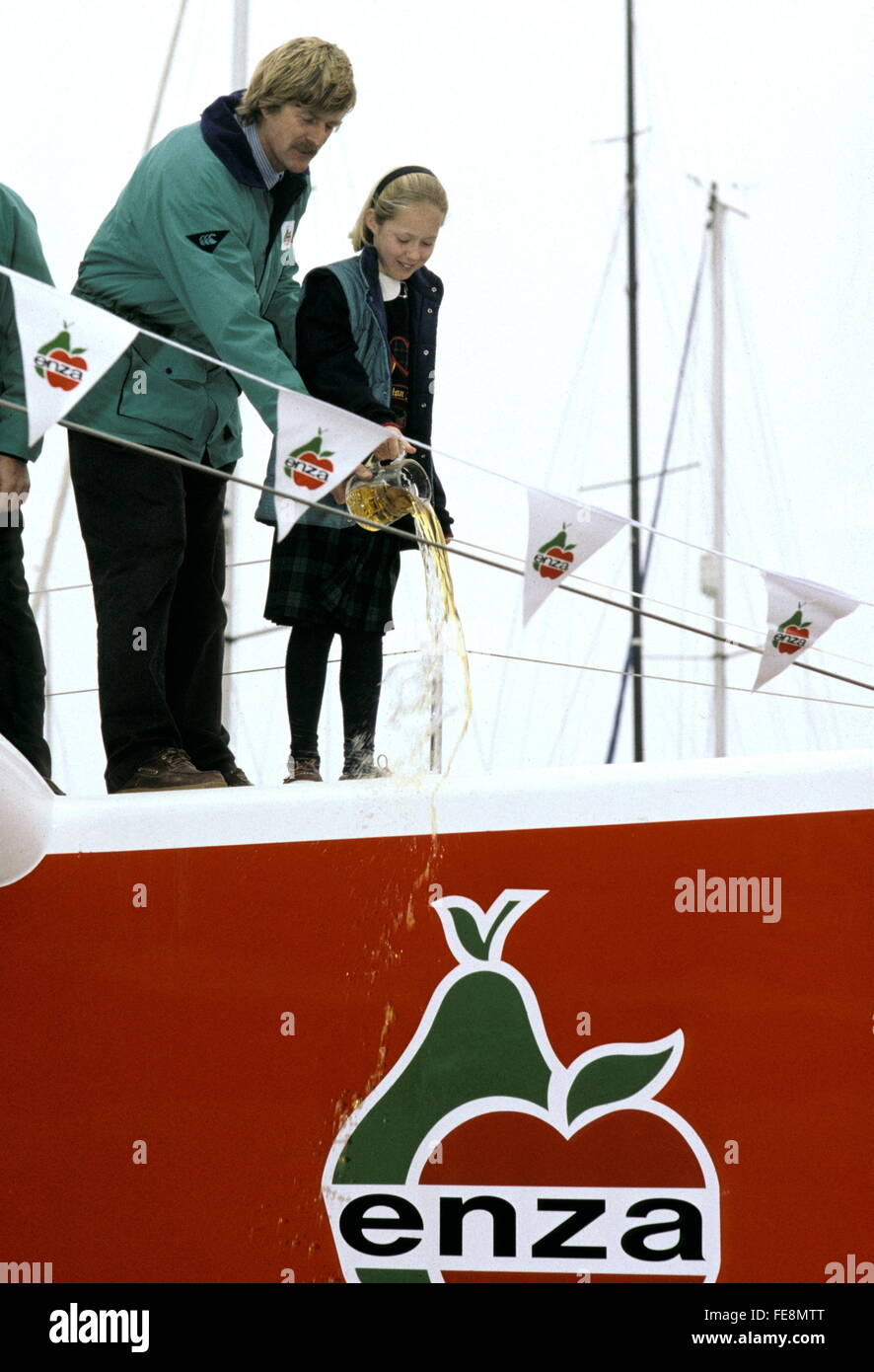 AJAXNETPHOTO. 1992. HAMBLE, ENGLAND. -KATZE BENENNEN - NEUES ZEALANDER PETER BLAKE MIT SEINER TOCHTER SARAH-JANE AUF DEM KATAMARAN ENZA HAMBLE ZEITPUNKT DURCHFÜHREN ZEREMONIE MIT EINEM GLAS BIER. FOTO: JONATHAN EASTLAND/AJAX REF: CD21103 4 119 Stockfoto