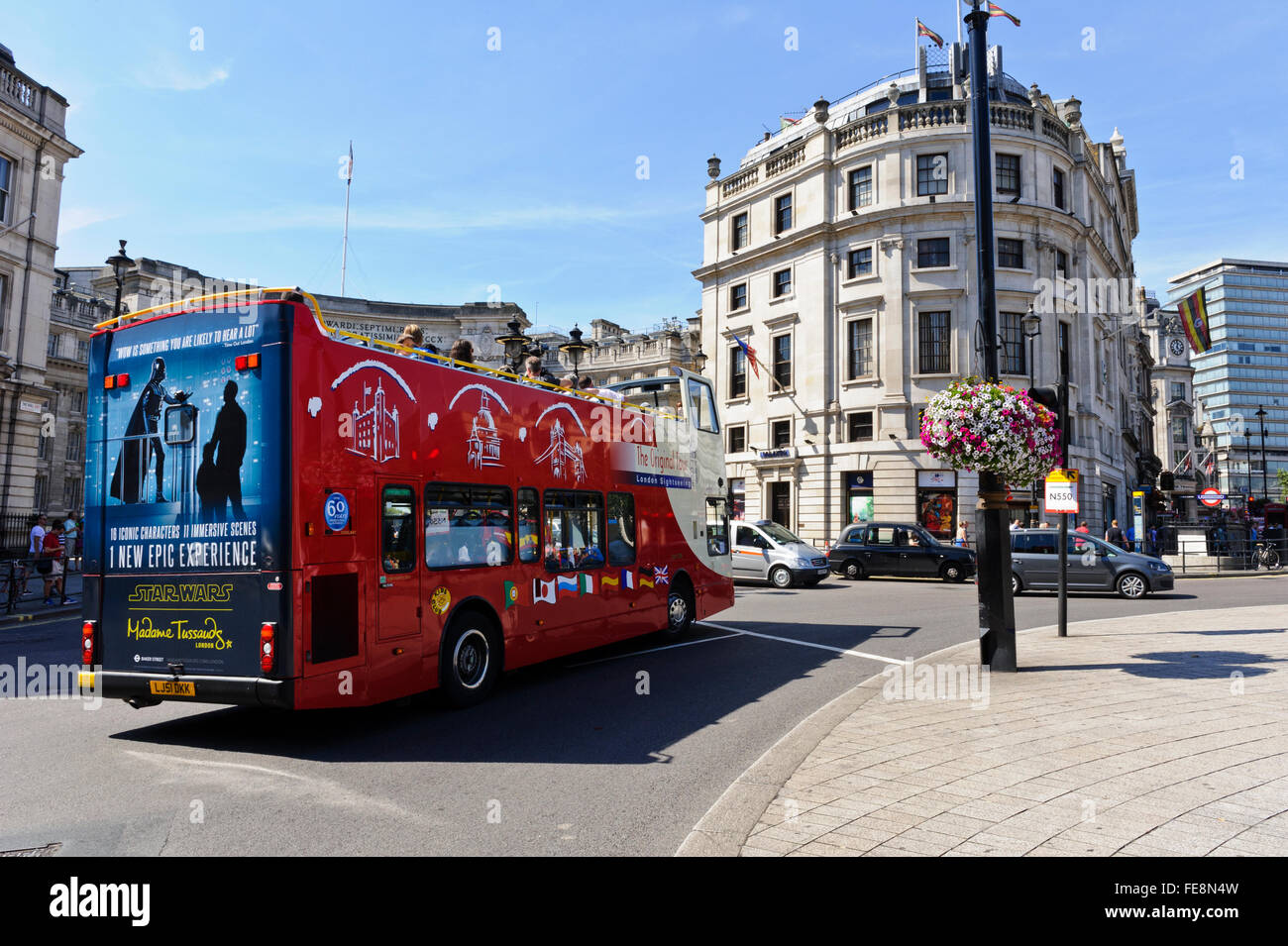 Eine moderne rote Bus Reisen in der Nähe von Trafalgar Square, London, Vereinigtes Königreich. Stockfoto