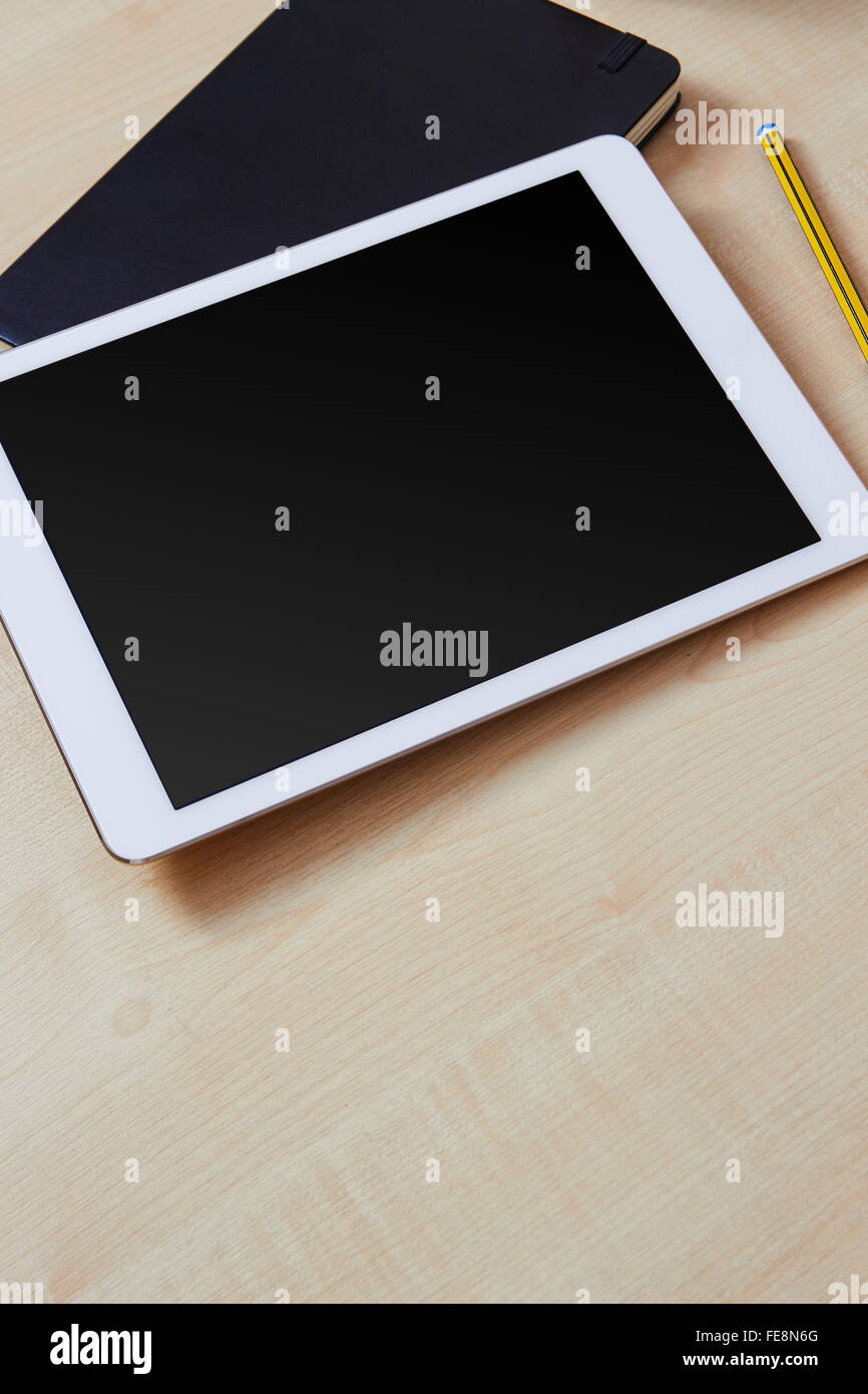 Tablet mit leeren Bildschirm auf einem Schreibtisch aus Holz und Veranstalter Stockfoto