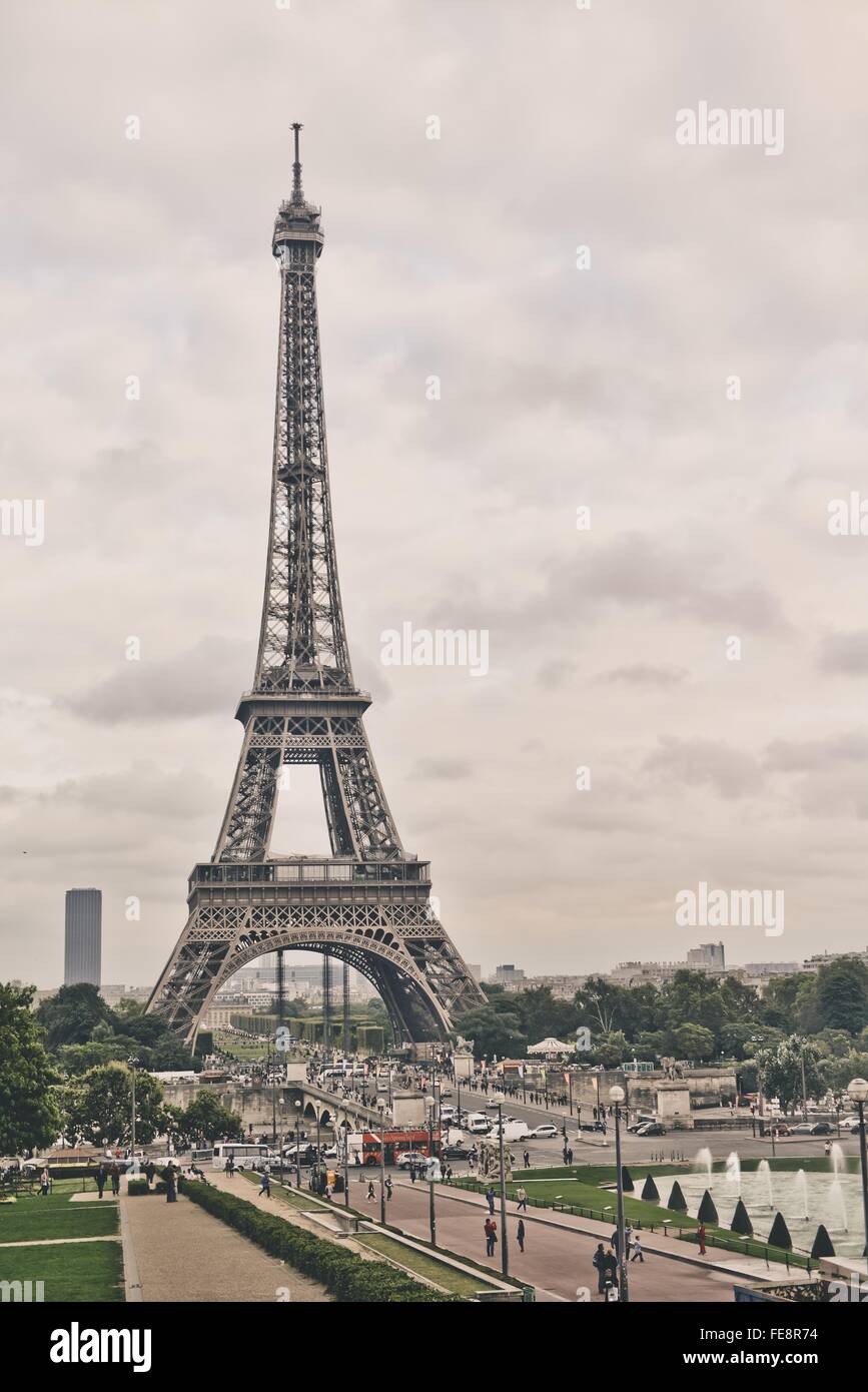 Eiffel-Turm gegen bewölktem Himmel Stockfoto