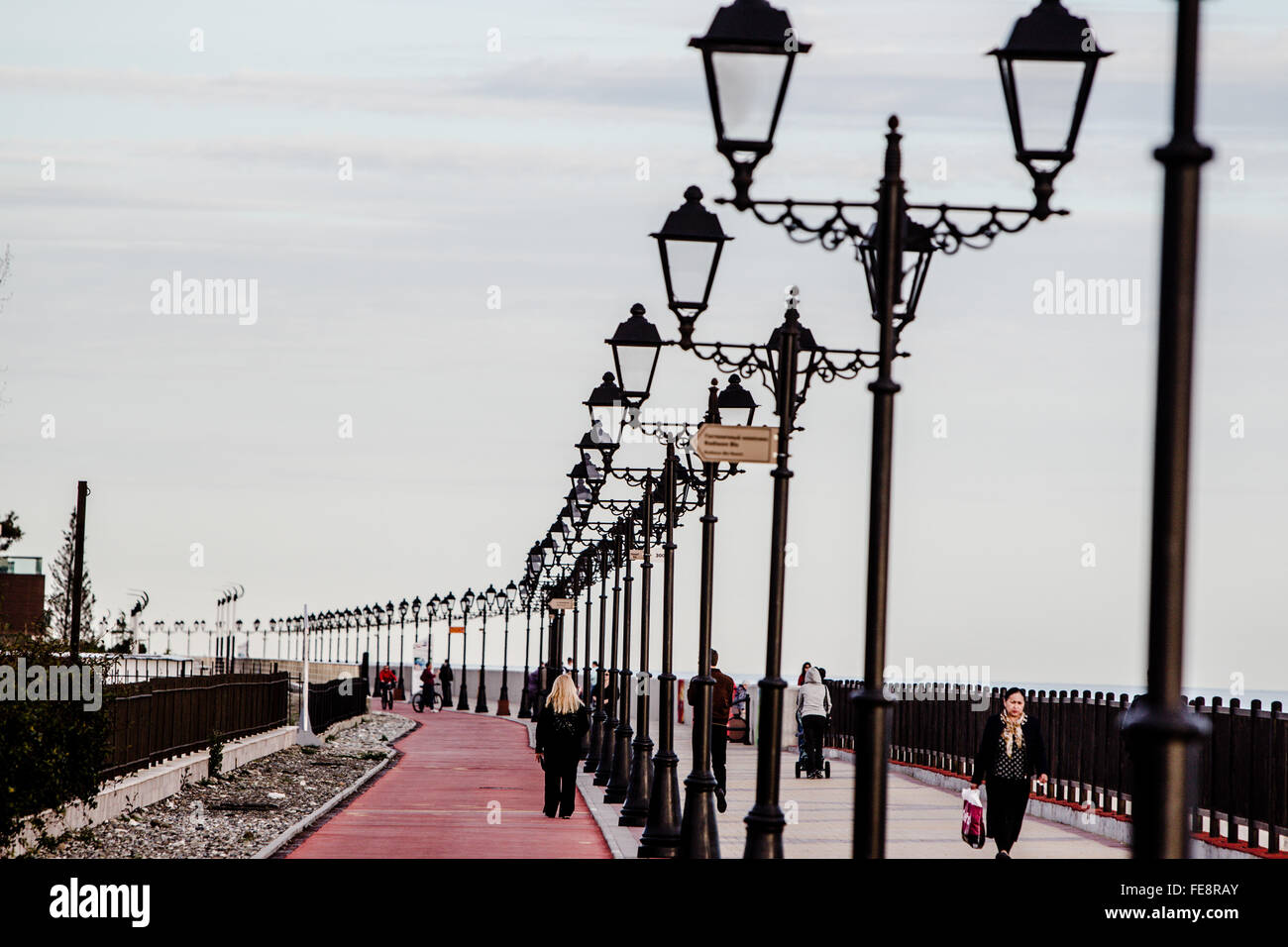 Fußgänger in Sotschi Promenade und Strand Stockfoto