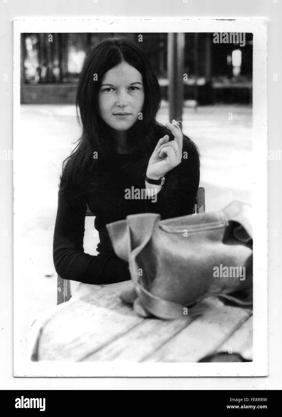 1970 s Outdoor portrait einer jungen Frau rauchen in Schwarz und Weiß mit 35-mm-Film aufgenommen Stockfoto