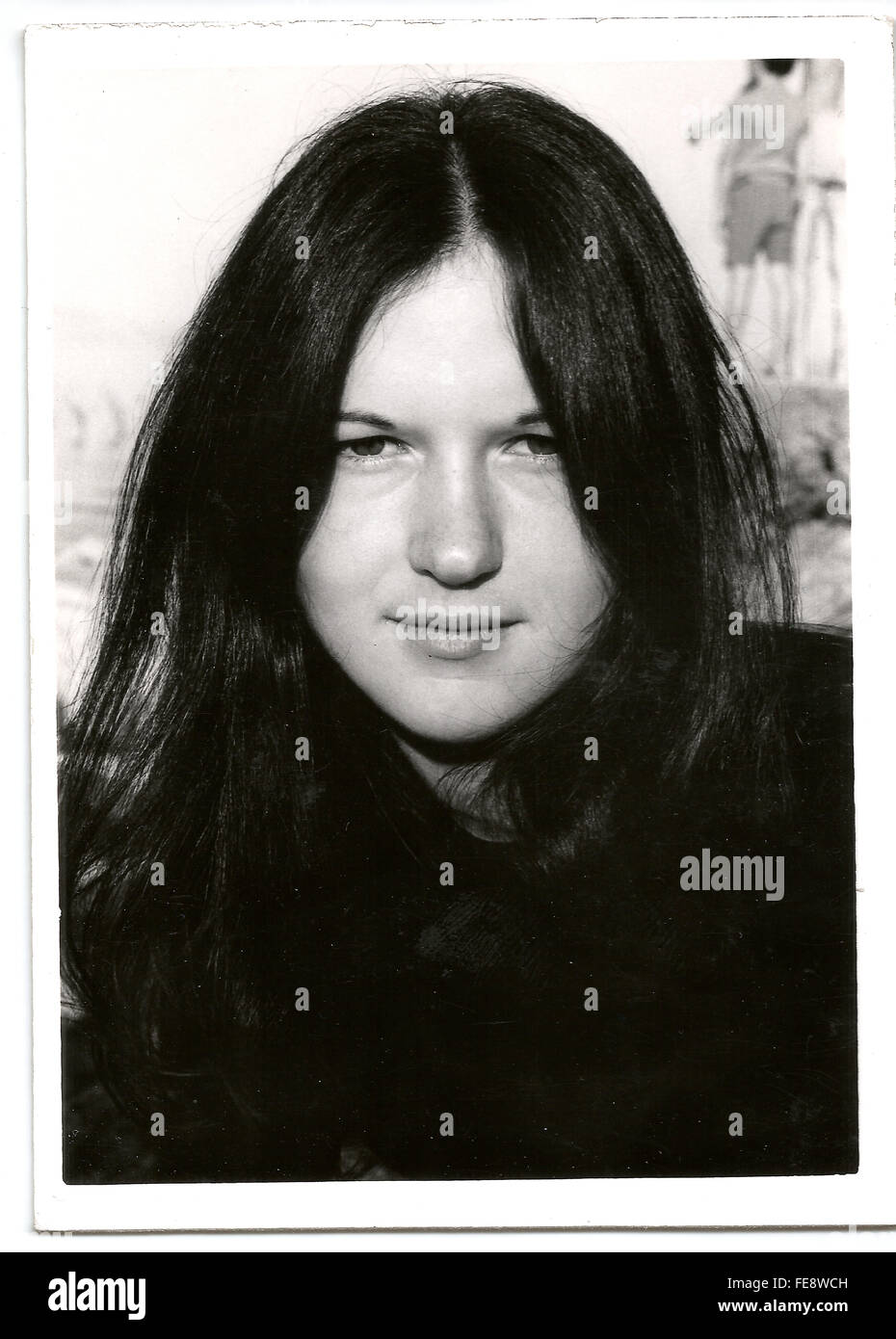 1970er Jahren Outdoor Portrait einer jungen Frau in schwarz und weiß mit 35mmFilm aufgenommen