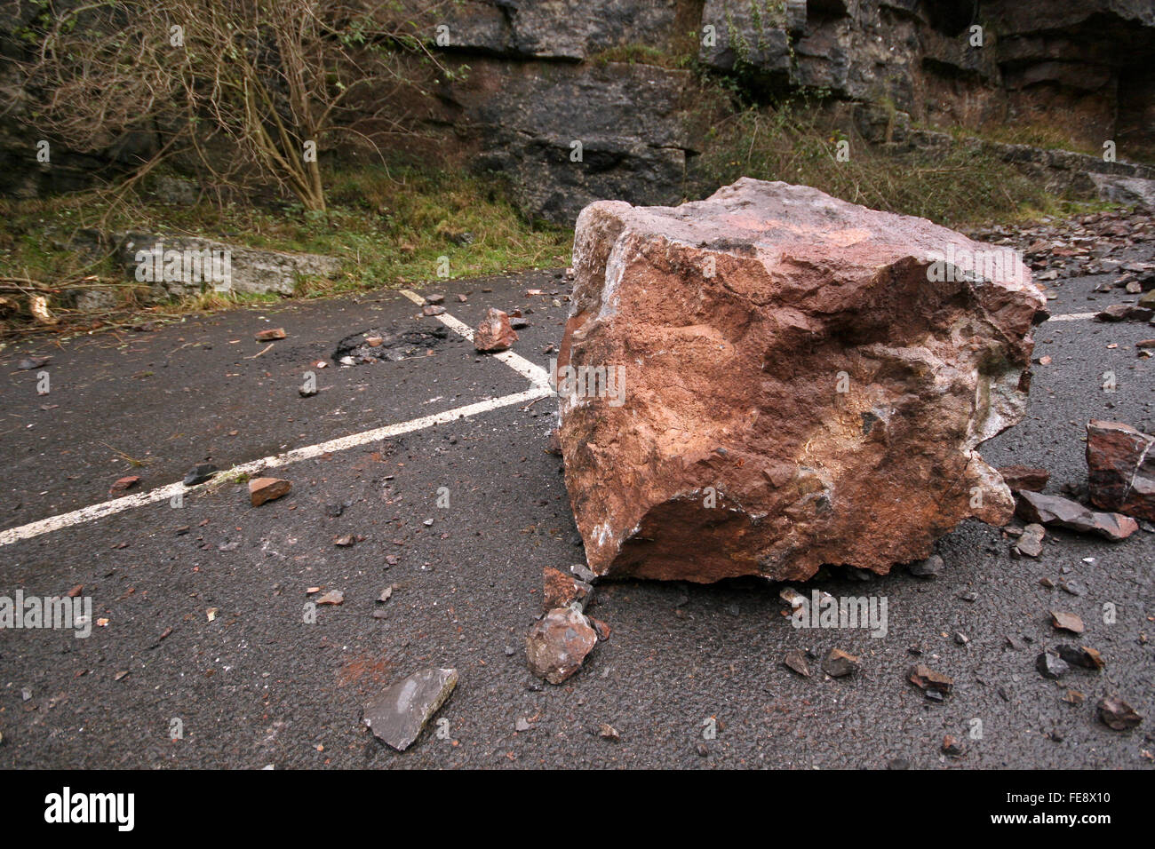 November 2007 - Die gefährlichen Steinschlag in Cheddar Gorge, großen Felsen von mehreren Tonnen Gewicht fiel fast 90 m in den leeren Parkplatz Stockfoto