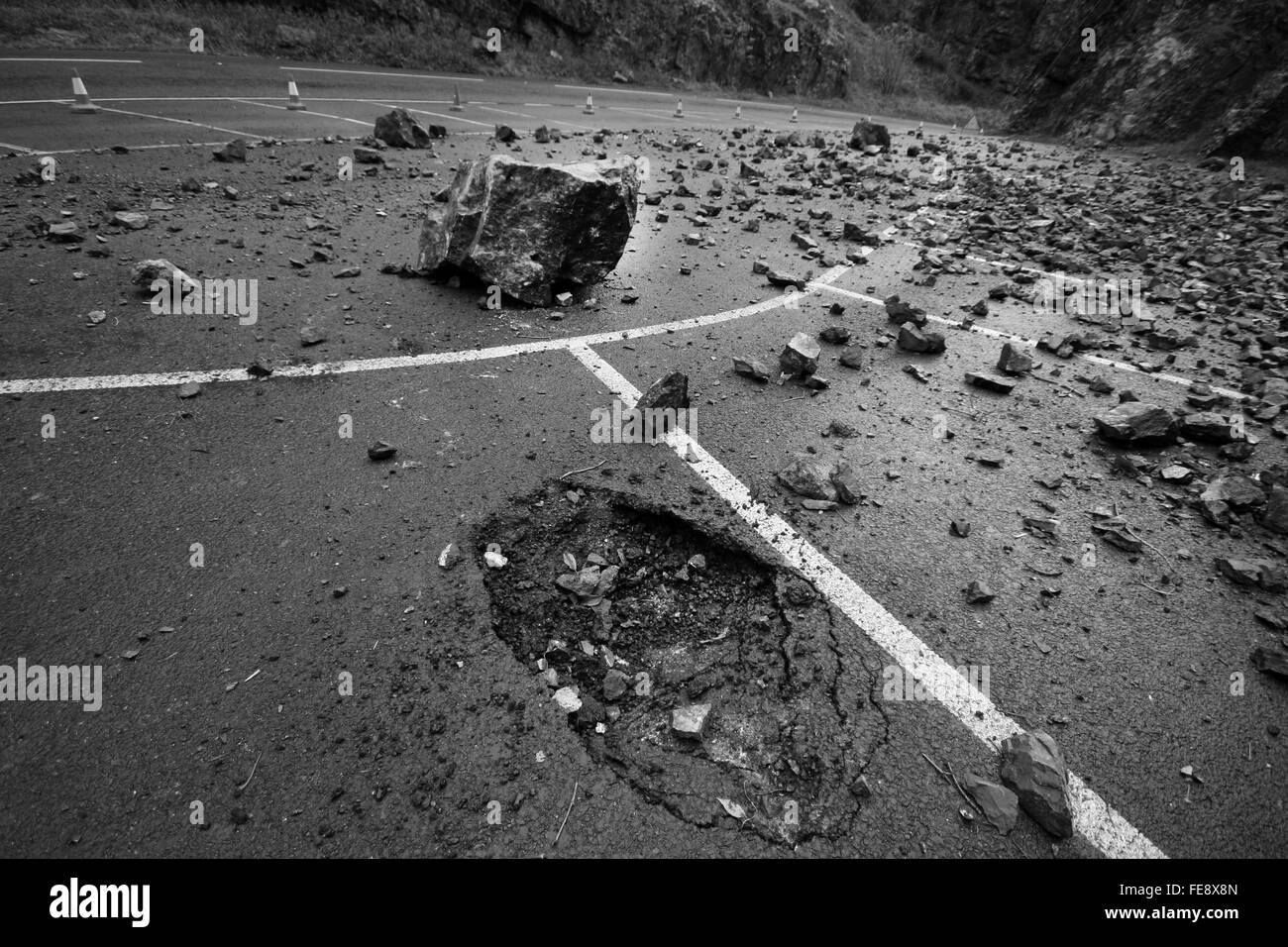 November 2007 - Die gefährlichen Steinschlag in Cheddar Gorge, großen Felsen von mehreren Tonnen Gewicht fiel fast 90 m in den leeren Parkplatz Stockfoto