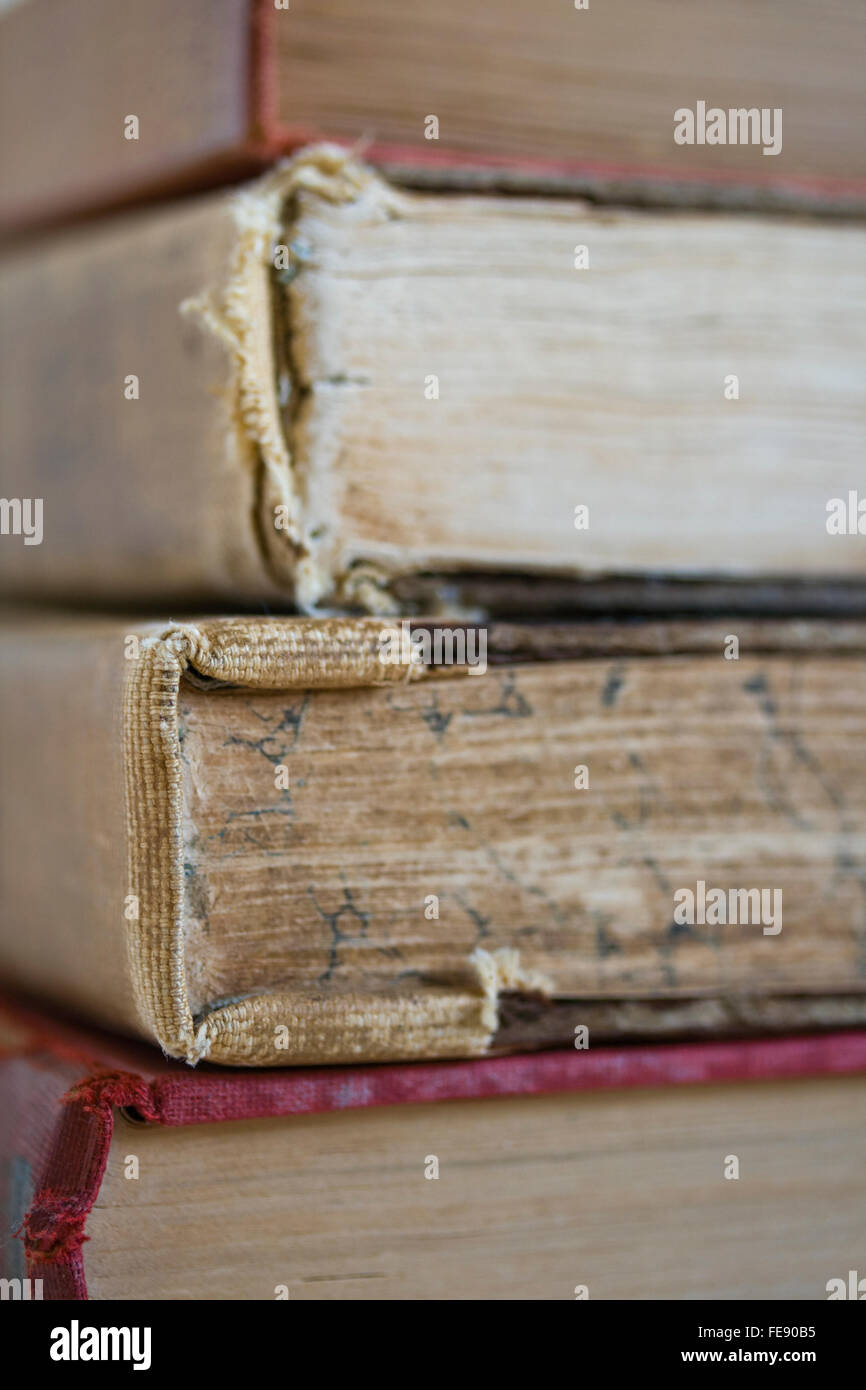 Nahaufnahme von Stapel sehr alte Bücher Stockfoto