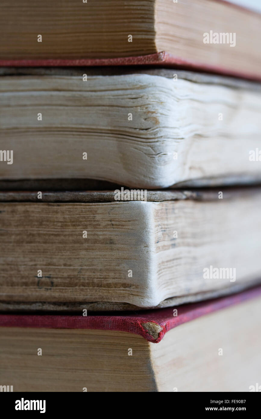 Nahaufnahme von Stapel sehr alte Bücher Stockfoto