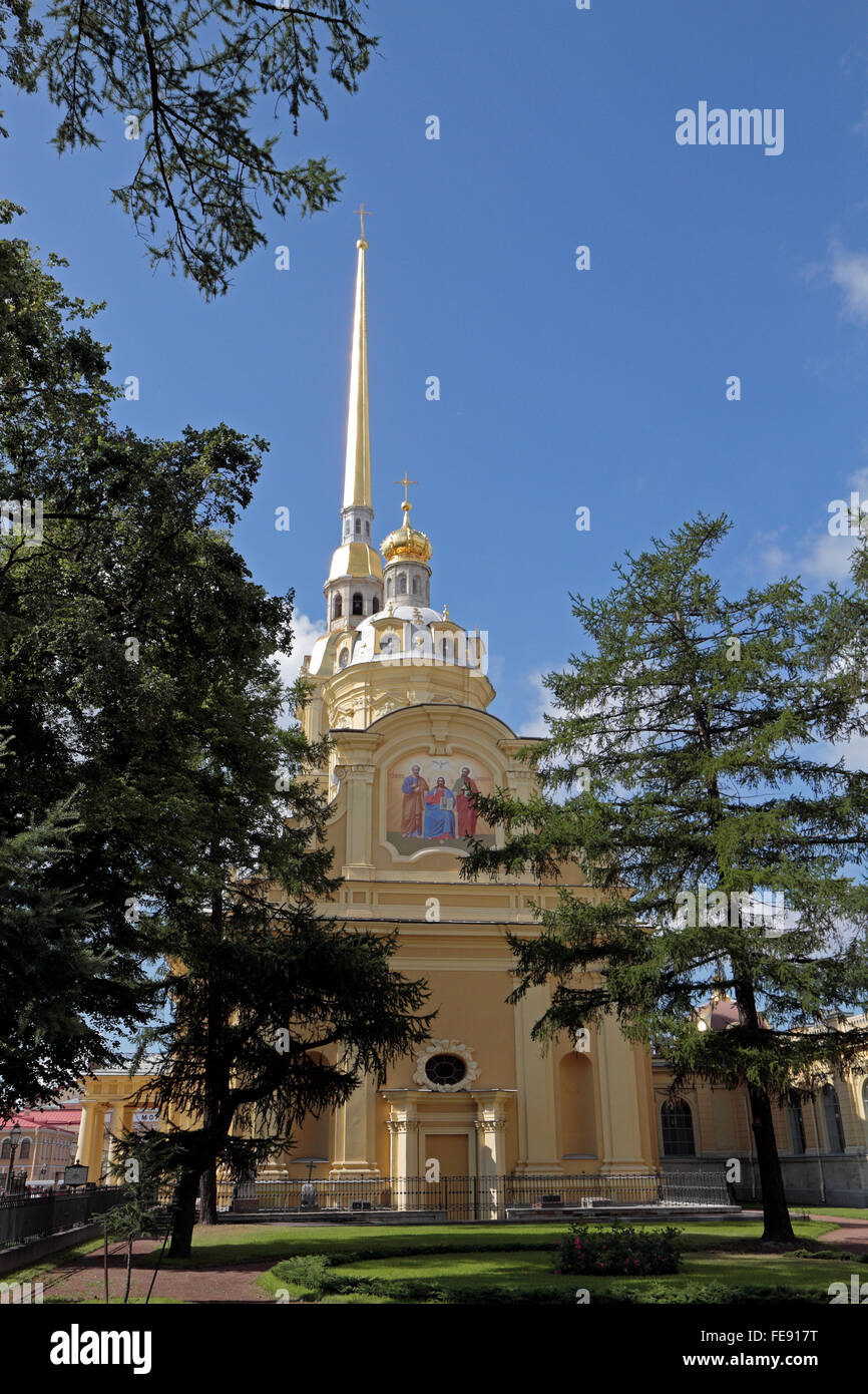 Die St. Peter und Paul Cathedral auf dem Gelände der Peter- und Paul Fortress in St Petersburg, Russland. Stockfoto