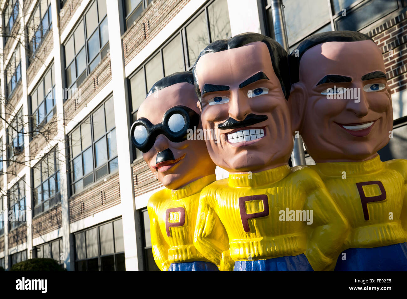 Eine Statue von Pep Boys: Manny, Moe & Jack außerhalb der Hauptsitz der Pep Boys in Philadelphia, Pennsylvania am 3. Januar Stockfoto