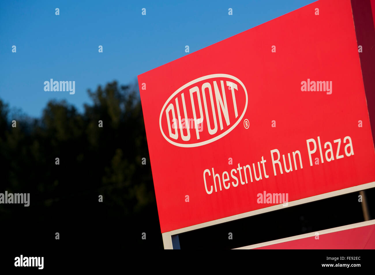 Ein Logo Zeichen außerhalb der Kastanie Run Plaza Hauptsitz von DuPont in Wilmington, Delaware am 3. Januar 2016. Stockfoto