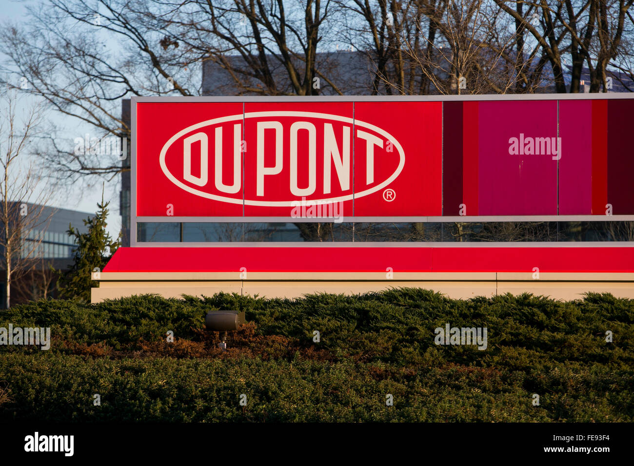 Ein Logo Zeichen außerhalb der Kastanie Run Plaza Hauptsitz von DuPont in Wilmington, Delaware am 3. Januar 2016. Stockfoto