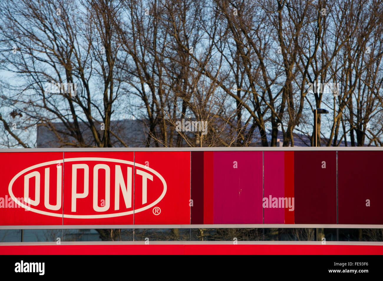 Ein Logo Zeichen außerhalb der Kastanie Run Plaza Hauptsitz von DuPont in Wilmington, Delaware am 3. Januar 2016. Stockfoto
