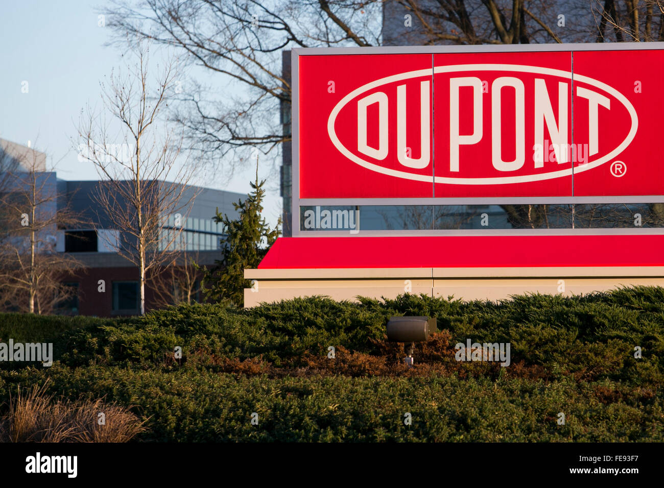 Ein Logo Zeichen außerhalb der Kastanie Run Plaza Hauptsitz von DuPont in Wilmington, Delaware am 3. Januar 2016. Stockfoto