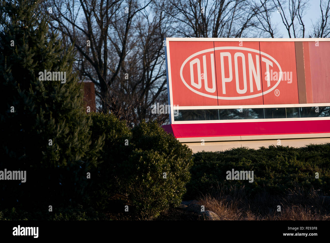 Ein Logo Zeichen außerhalb der Kastanie Run Plaza Hauptsitz von DuPont in Wilmington, Delaware am 3. Januar 2016. Stockfoto