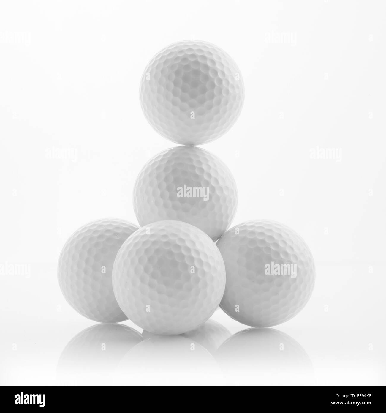 Haufen von Golfbällen auf weißem Hintergrund Stockfoto
