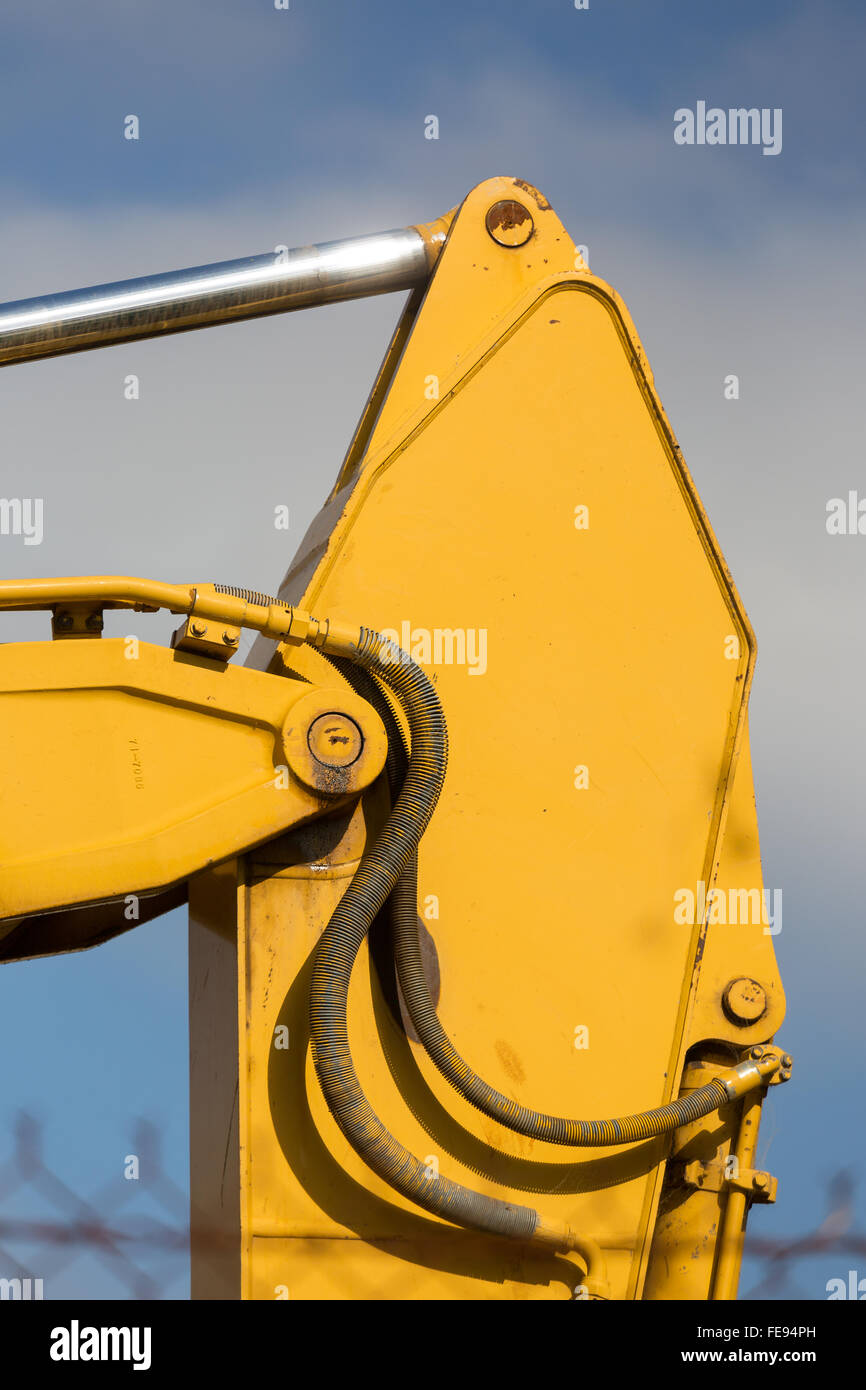 Detail der hydrolic Bulldozer Kolben (Ram) gegen blauen Himmel. Stockfoto