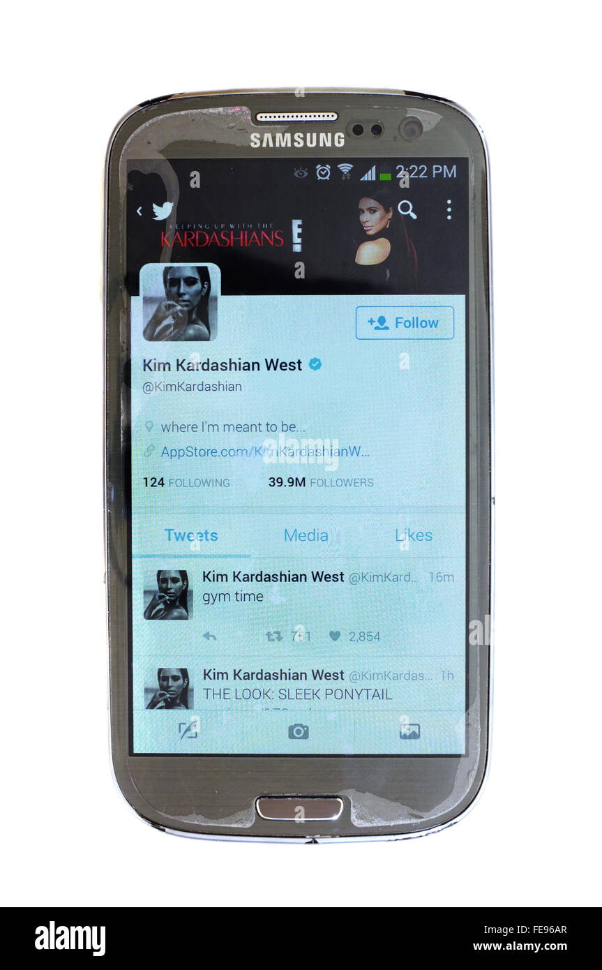 Kardashian-Twitter-Account auf einem Smartphonebildschirm vor weißem Hintergrund fotografiert. Stockfoto