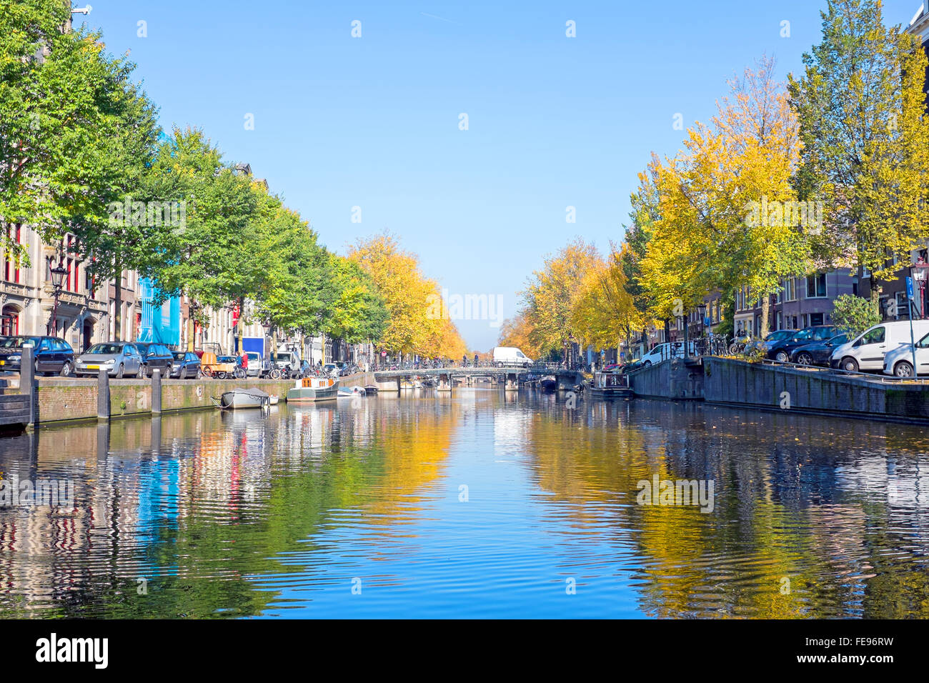 Die Grachten von Amsterdam in den Niederlanden im Herbst Stockfoto