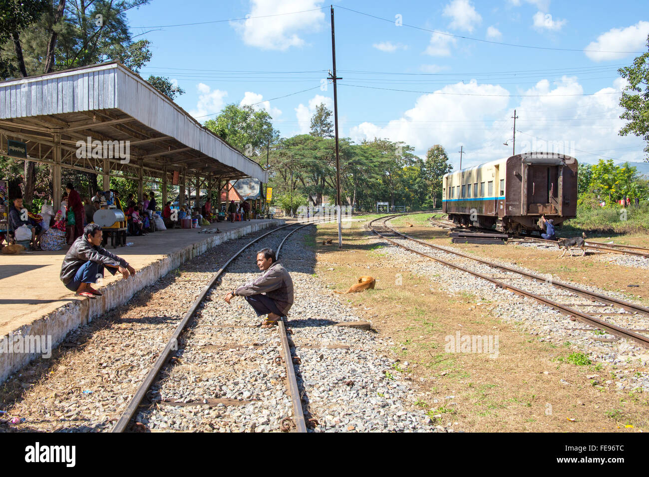 BAGO, MYANMAR - 16. November 2015: Passagiere warten auf die täglichen Zug am Bahnhof in Bago Myanmar Stockfoto