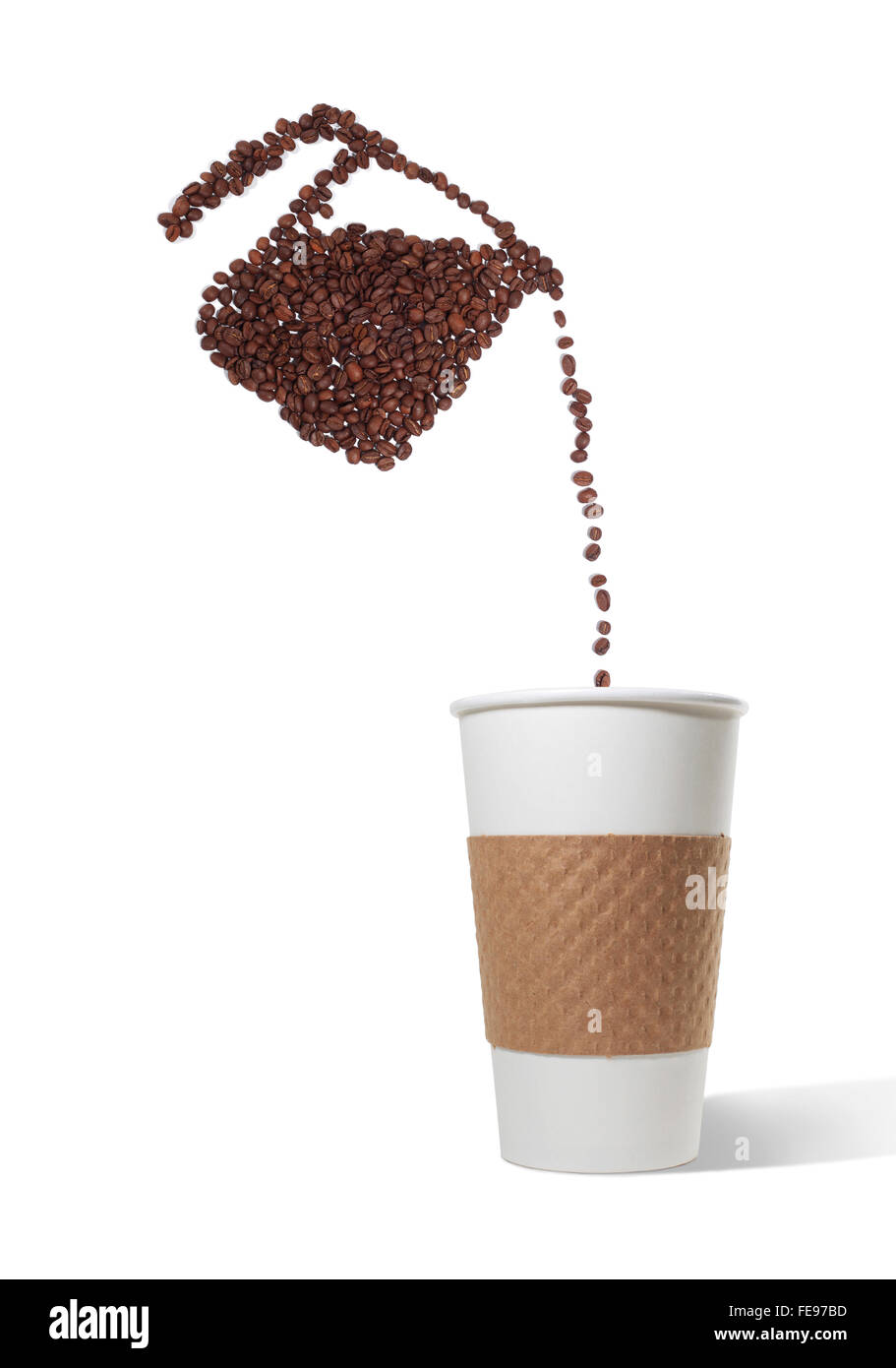 Kaffee Kanne Kaffee Bohnen gießen Bohnen in einen Pappbecher zum mitnehmen auf einem weißen Hintergrund gemacht Stockfoto