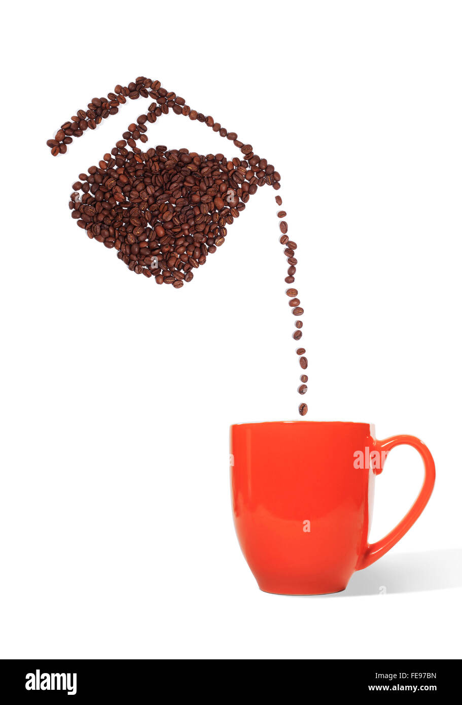 Kaffee Kanne Kaffee Bohnen gießt Bohnen in eine rote Tasse auf einem weißen Hintergrund gemacht Stockfoto
