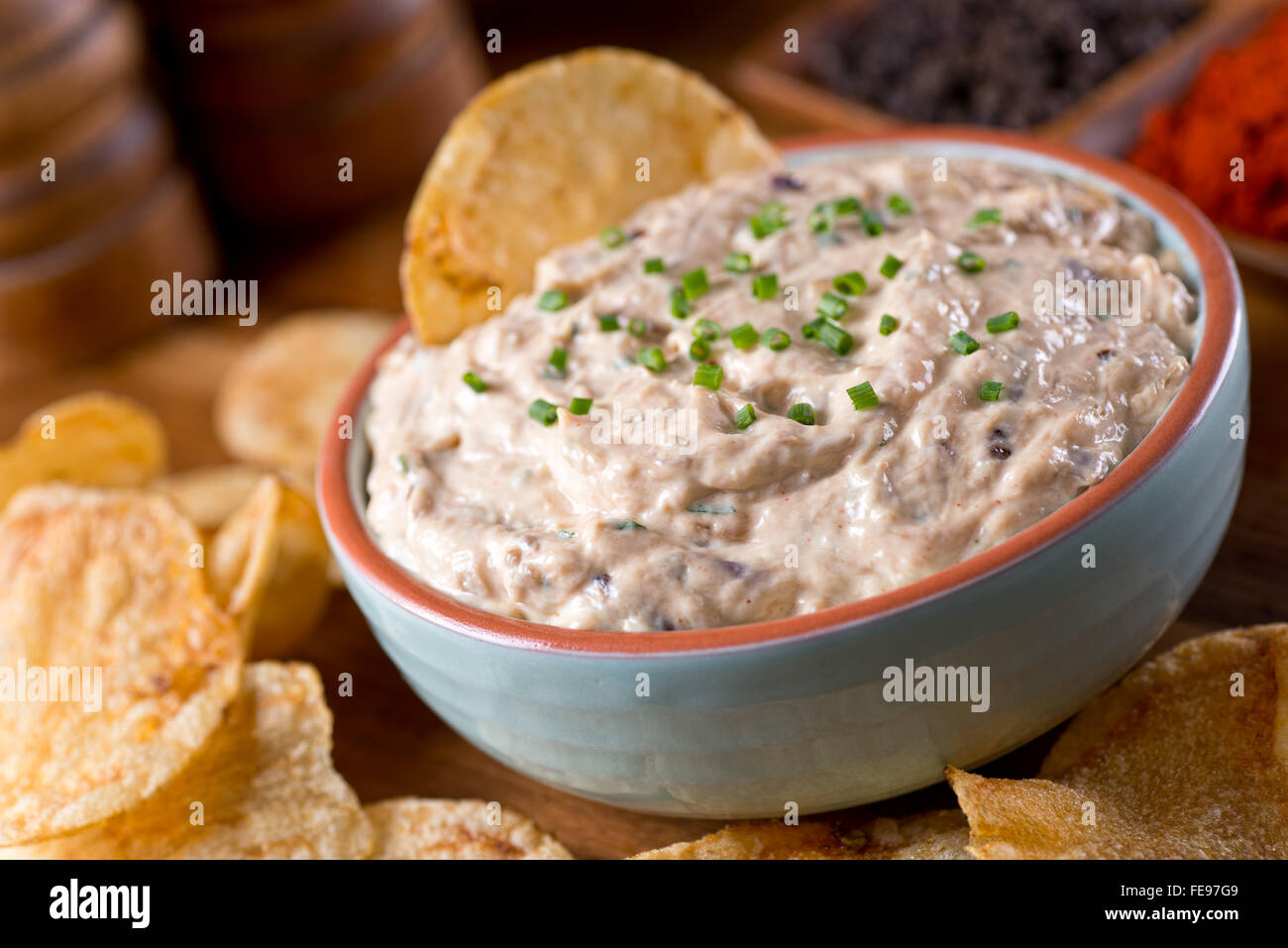 Eine Schüssel mit leckeren hausgemachten geräucherte Makrele Dip mit karamellisierten Zwiebeln und Paprika geräuchert. Stockfoto