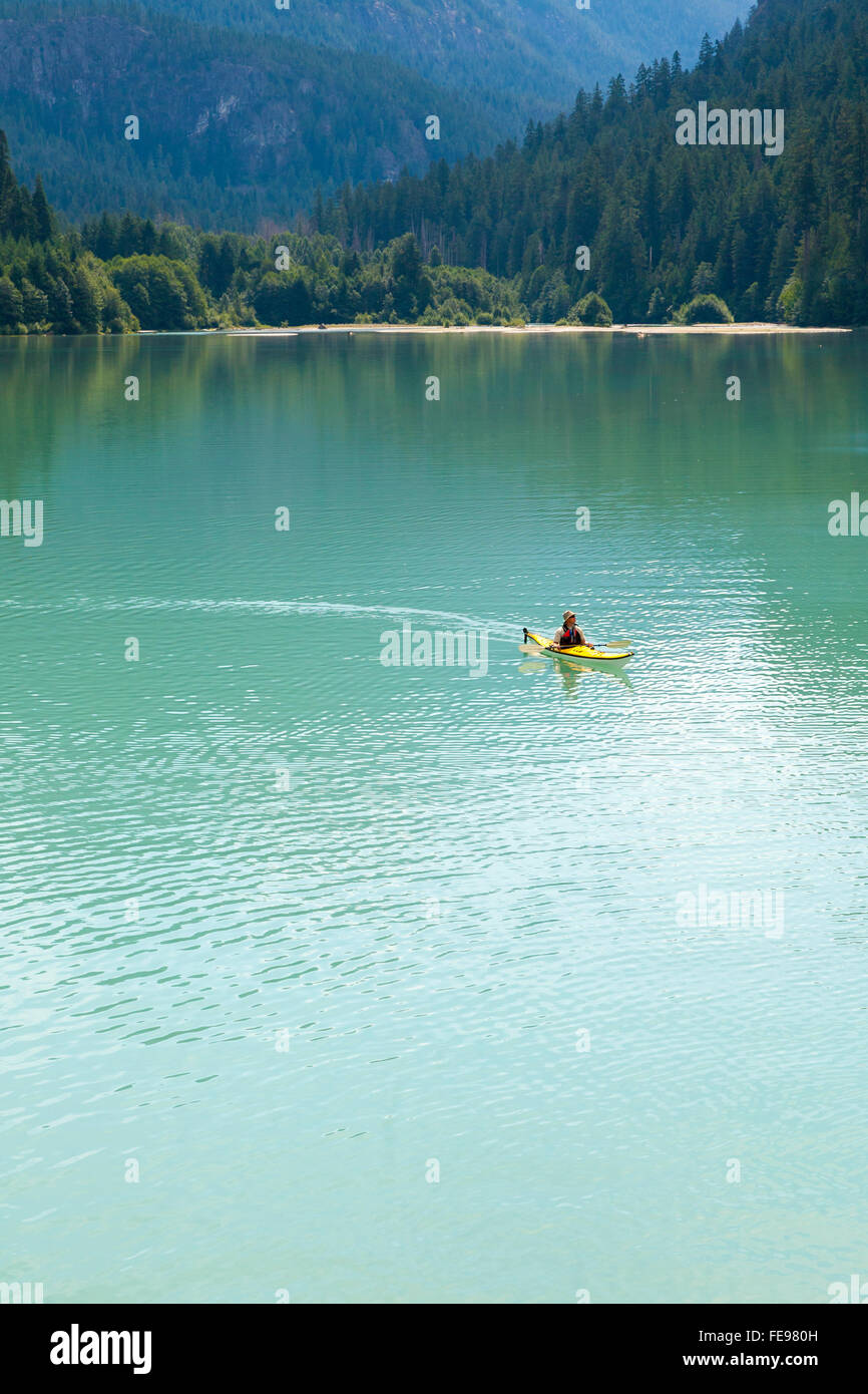 Mann Kajak in türkisfarbenem Wasser auf Diablo See in der unberührten Wildnis, North Cascades National Park, Washington State, USA. Stockfoto