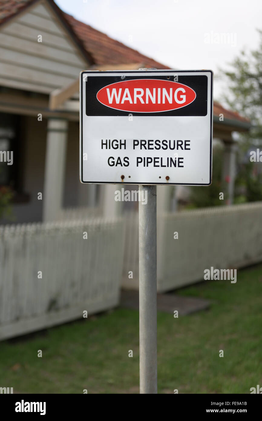 Ein Schild warnt, dass es ein Hochdruck-Gasleitung unterirdisch ist. Stockfoto