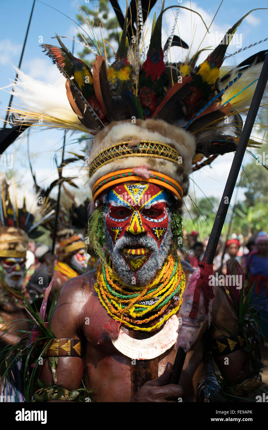 Porträt von einem Papua-neuguineischer Stammes-Krieger auf Mount Hagen Stockfoto