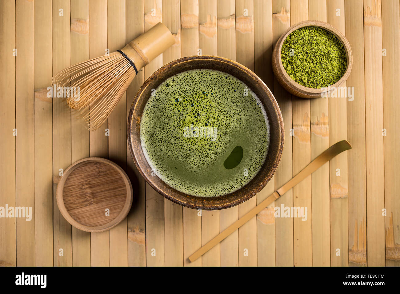 Fein pulverisierte Grüntee Matcha mit Schneebesen und Löffel Stockfoto