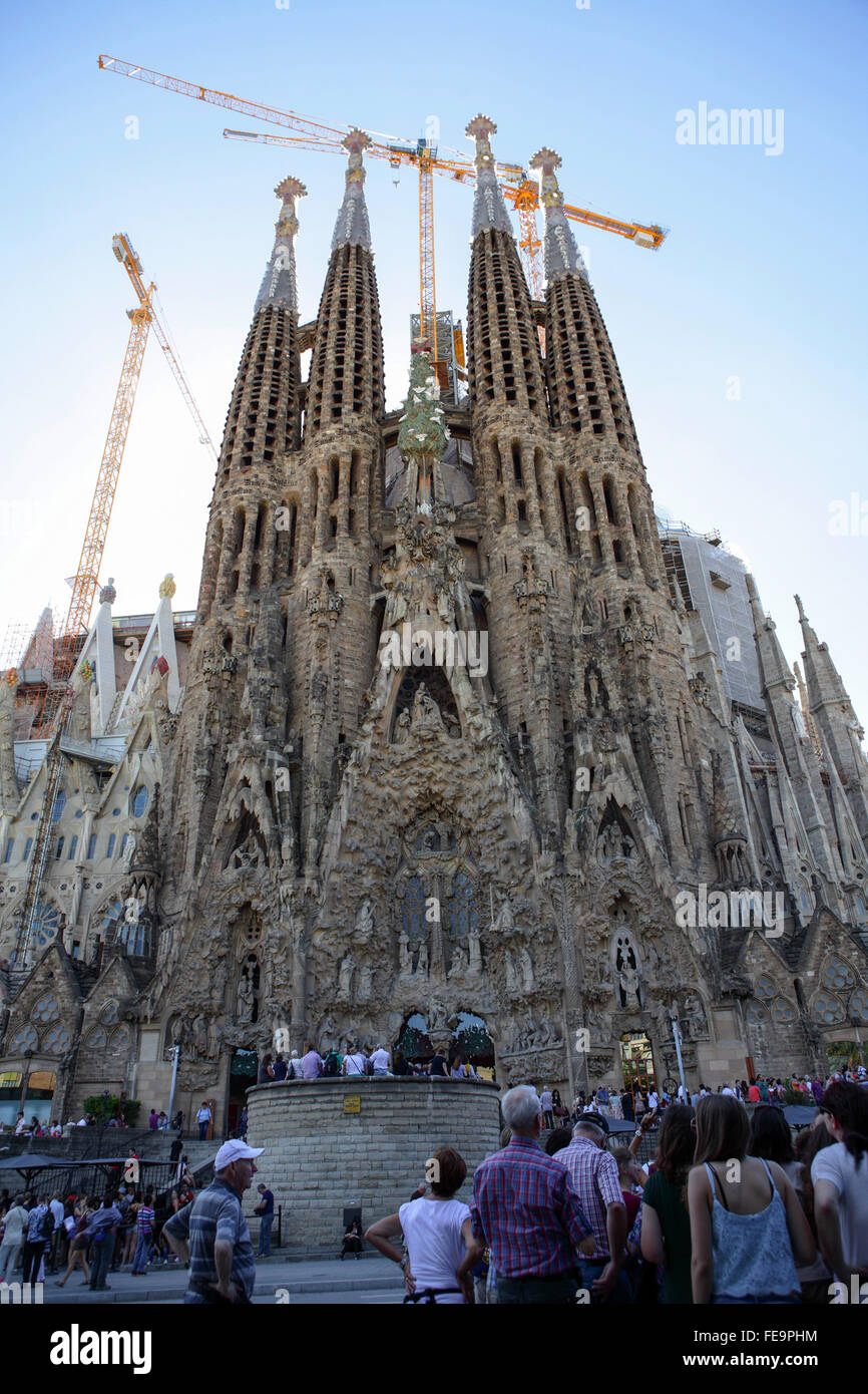 Touristen im Überfluss außen Sagrada de Familia in Barcelona, ein ziemlich bemerkenswertes architektonisches Wunder. Stockfoto