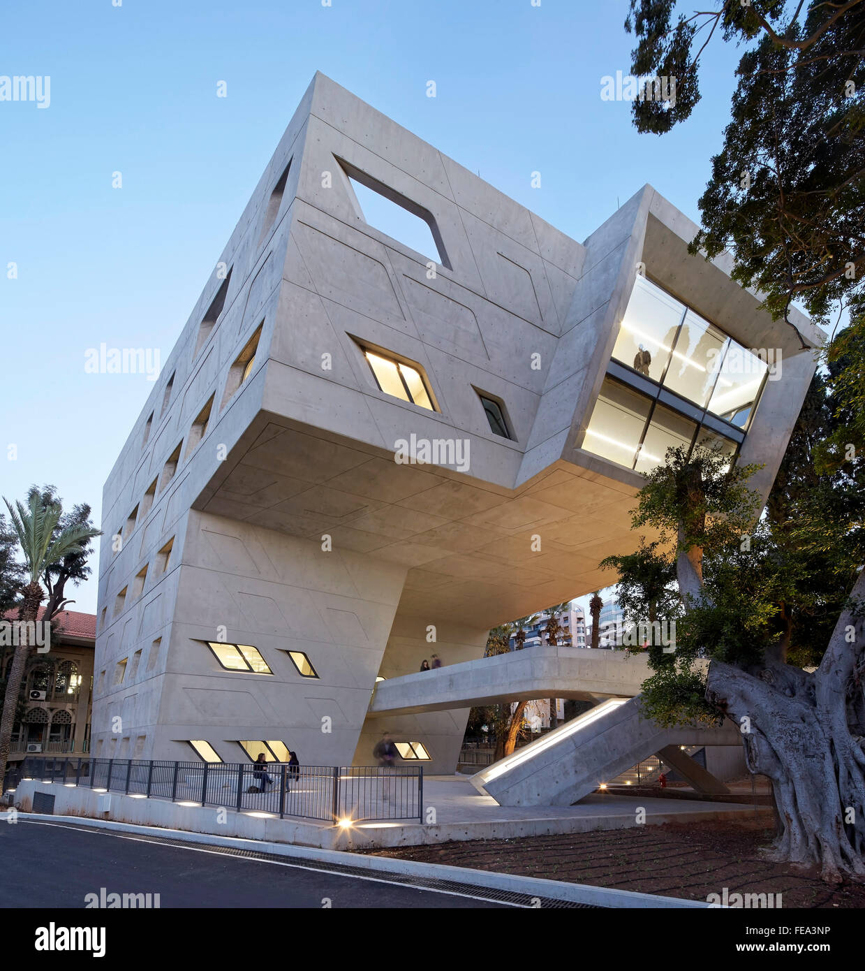 Abenddämmerung Höhe von der Straße. Issam Fares Institut, Beirut, Beirut, Libanon. Architekt: Zaha Hadid Architects, 2014. Stockfoto