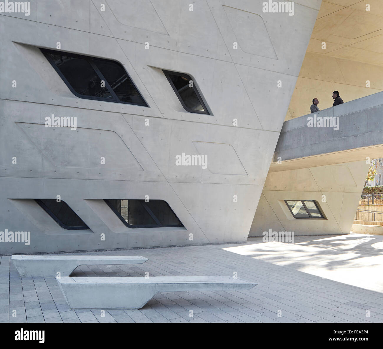 Detail der externen Sitzecken mit Rampe. Issam Fares Institut, Beirut, Beirut, Libanon. Architekt: Zaha Hadid Architects, 20 Stockfoto