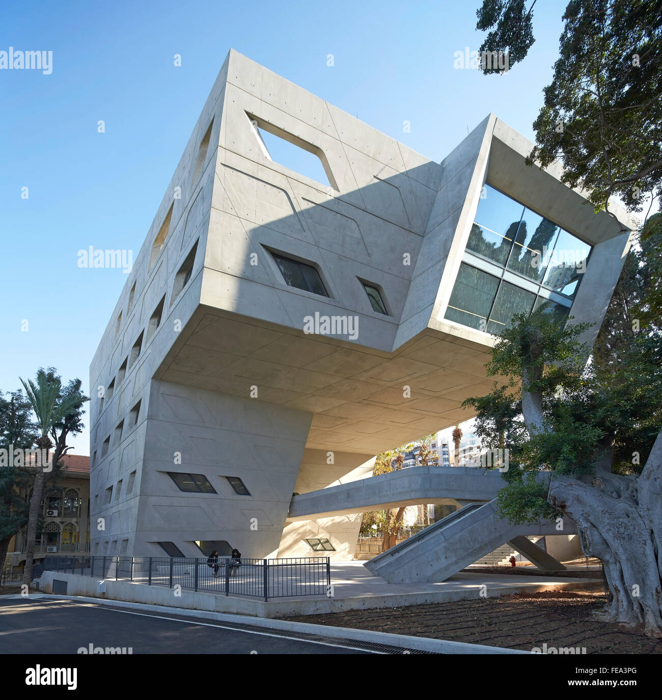 Ansicht von der Straße. Issam Fares Institut, Beirut, Beirut, Libanon. Architekt: Zaha Hadid Architects, 2014. Stockfoto