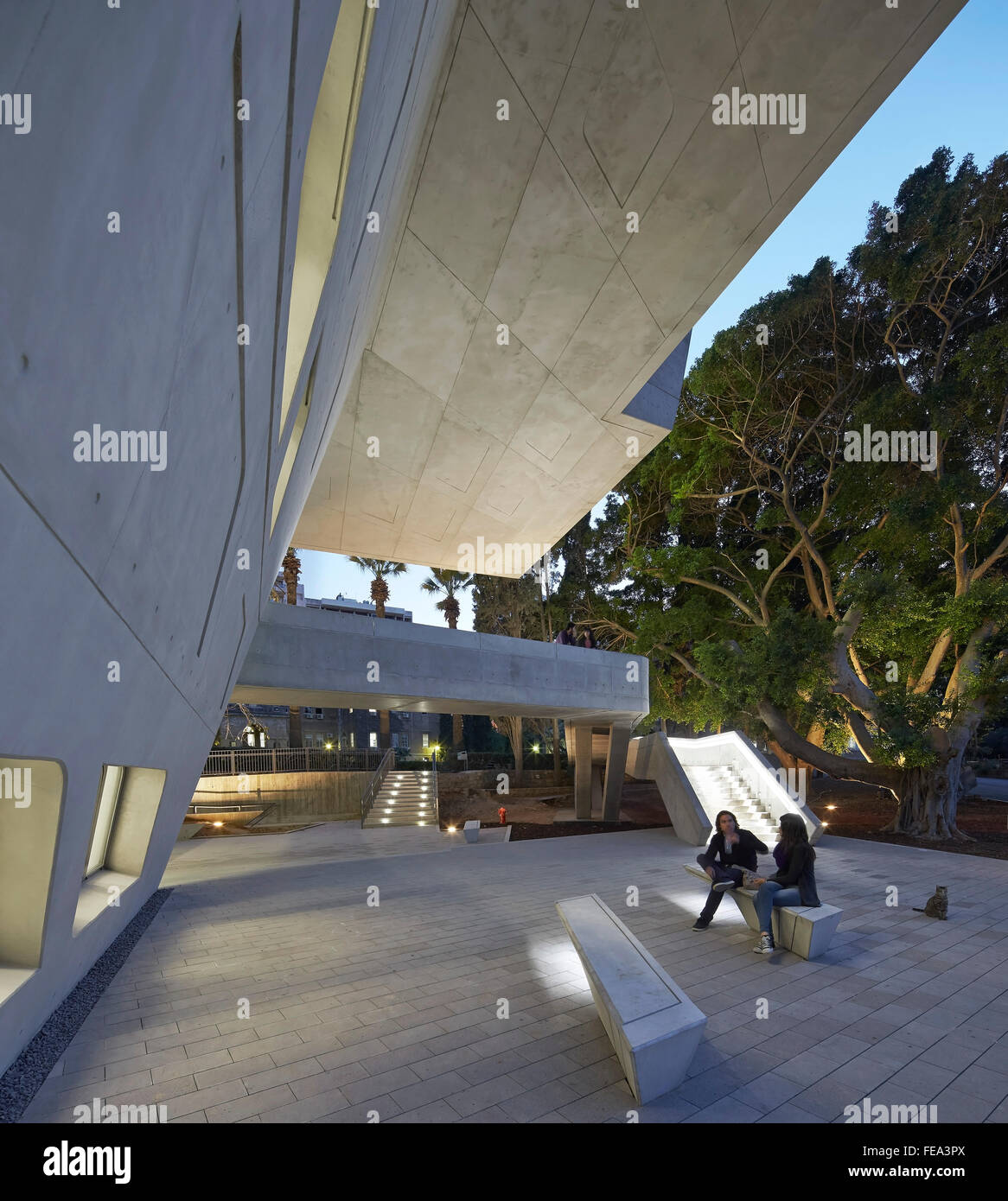Überdachte externe Sitzgelegenheiten am Haupteingang. Issam Fares Institut, Beirut, Beirut, Libanon. Architekt: Zaha Hadid Architects, 2 Stockfoto