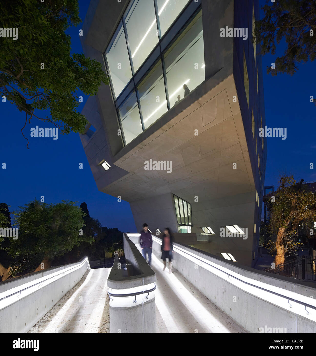 Nacht Höhe der Rampe mit Cantilever-Volumen. Issam Fares Institut, Beirut, Beirut, Libanon. Architekt: Zaha Hadid Architects Stockfoto