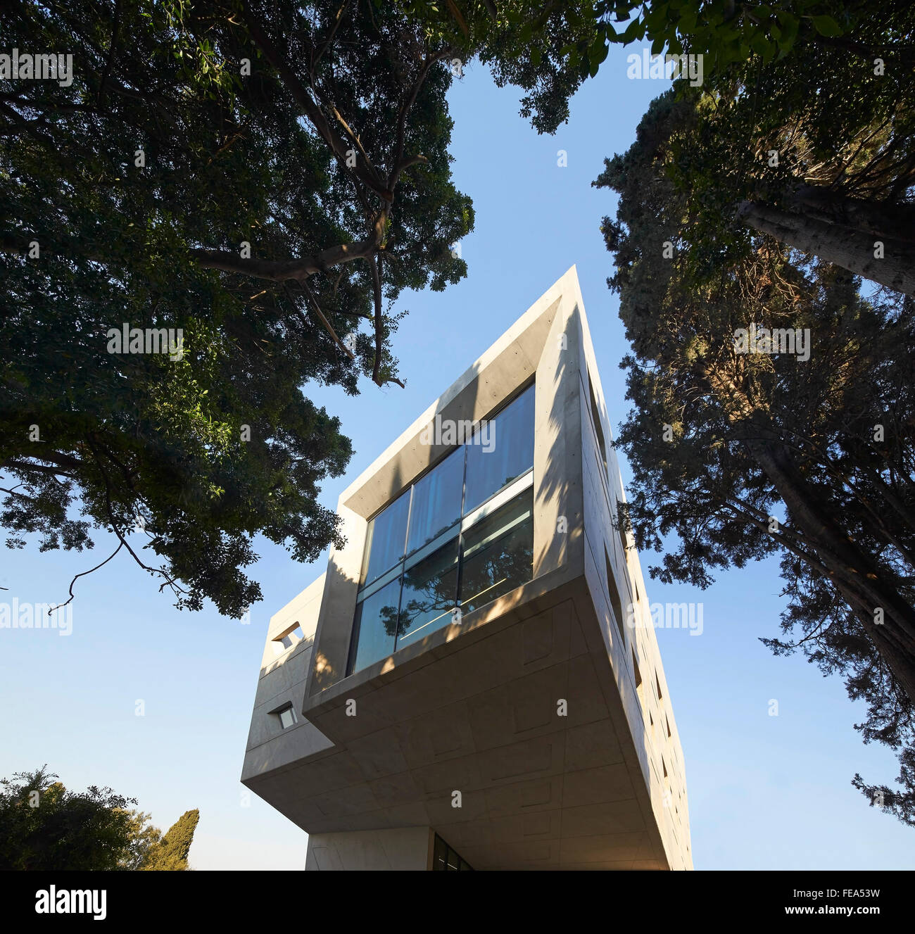 Freitragende Volumen Ansicht von unten. Issam Fares Institut, Beirut, Beirut, Libanon. Architekt: Zaha Hadid Architects, 2014. Stockfoto