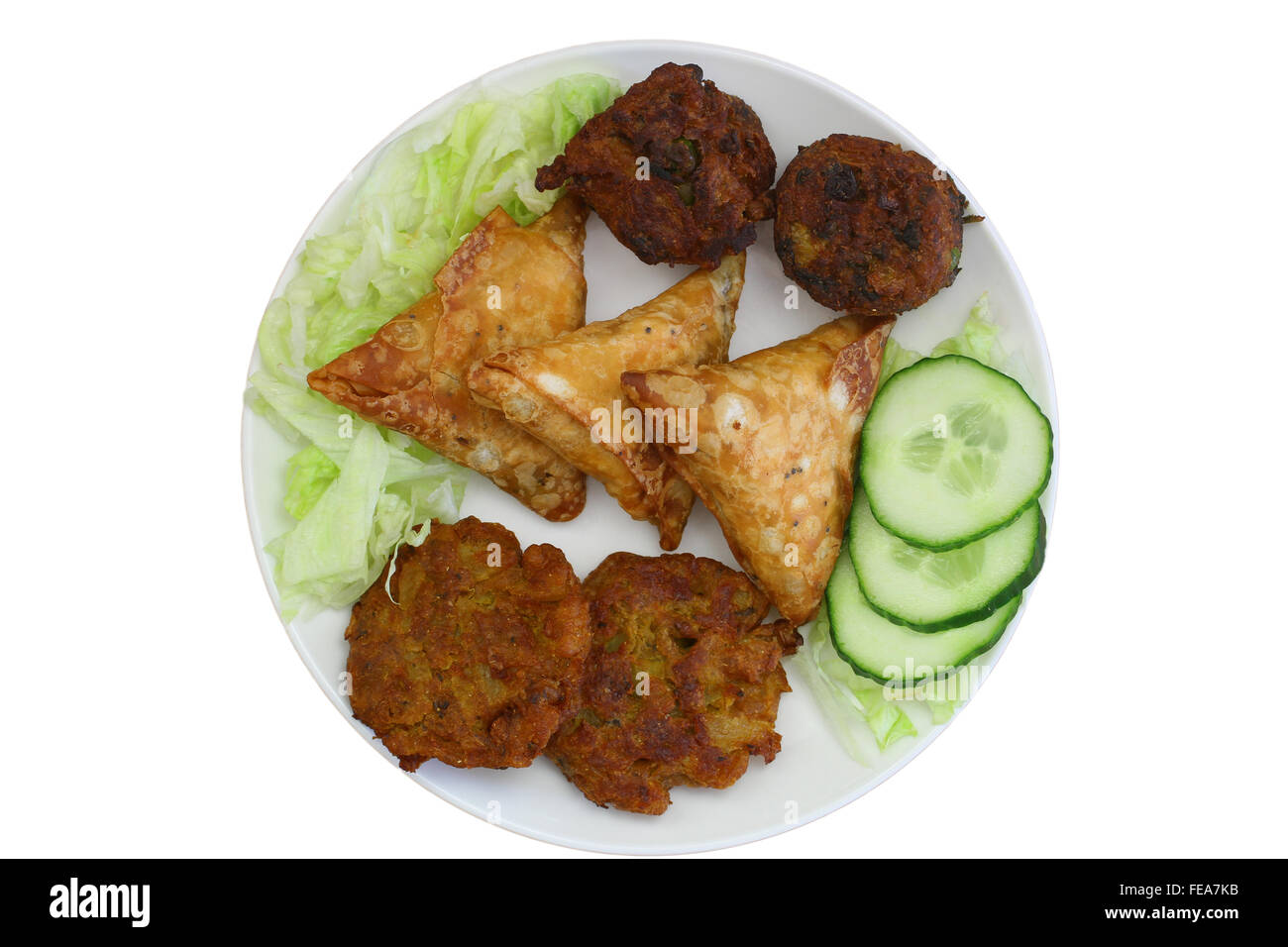 Indische Snacks wie Zwiebel-Bhajis, Samosas und Pakoras auf Platte isoliert auf weiss Stockfoto