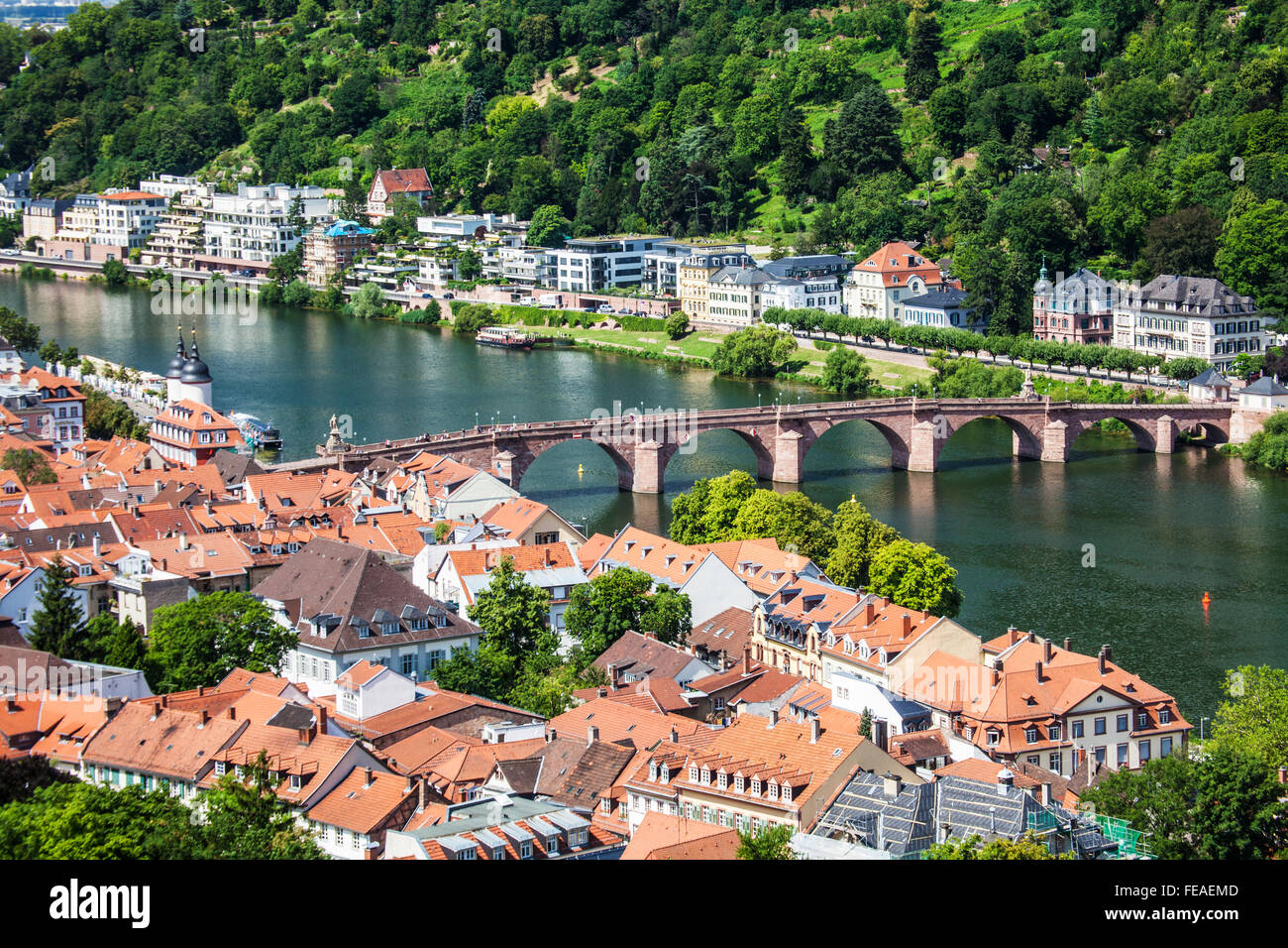 Die alte Brücke, Karl-Theodor-Brücke, oder Alte Brücke über den Neckar vom Schloss in Heidelberg. Stockfoto