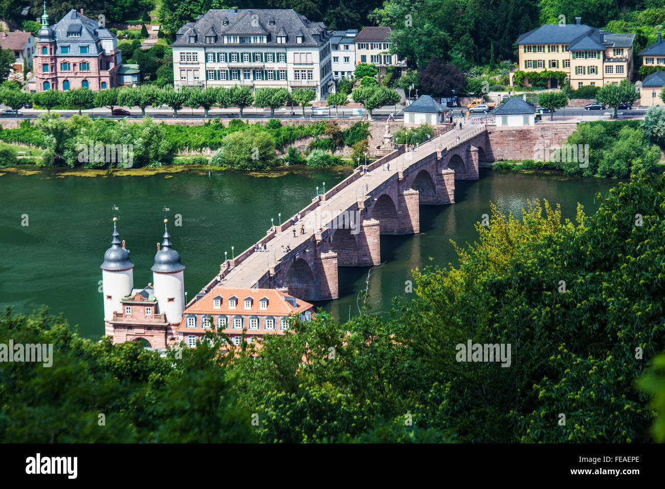 Die alte Brücke oder Alte Brücke über den Neckar vom Schloss in Heidelberg. Stockfoto