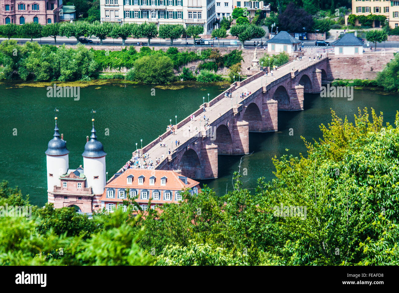 Die alte Brücke, Karl-Theodor-Brücke oder Alte Brücke über den Neckar vom Schloss in Heidelberg. Stockfoto