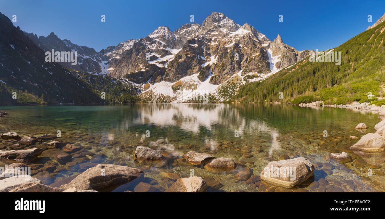 Die Morskie Oko Bergsee in der hohen Tatra in Polen, an einem schönen hellen Morgen. Stockfoto