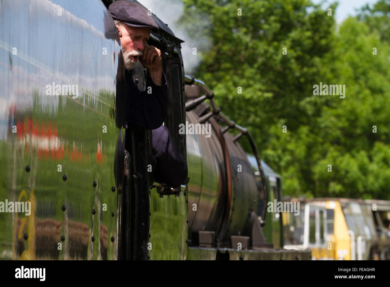 Lokführer - Finger in die Ohren! BR-Klasse 5 beschwert sich der Lärm während der Motor bei Highley auf die Severn Valley Railway pausiert. Stockfoto