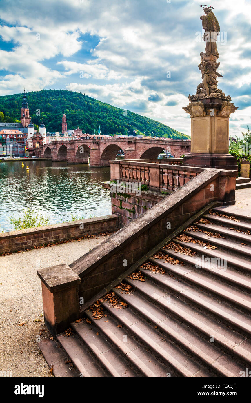 Die Alte Brücke, alte Brücke oder Karl-Theodor-Brücke und Heiliggeistkirche Turmspitze in Heidelberg. Stockfoto