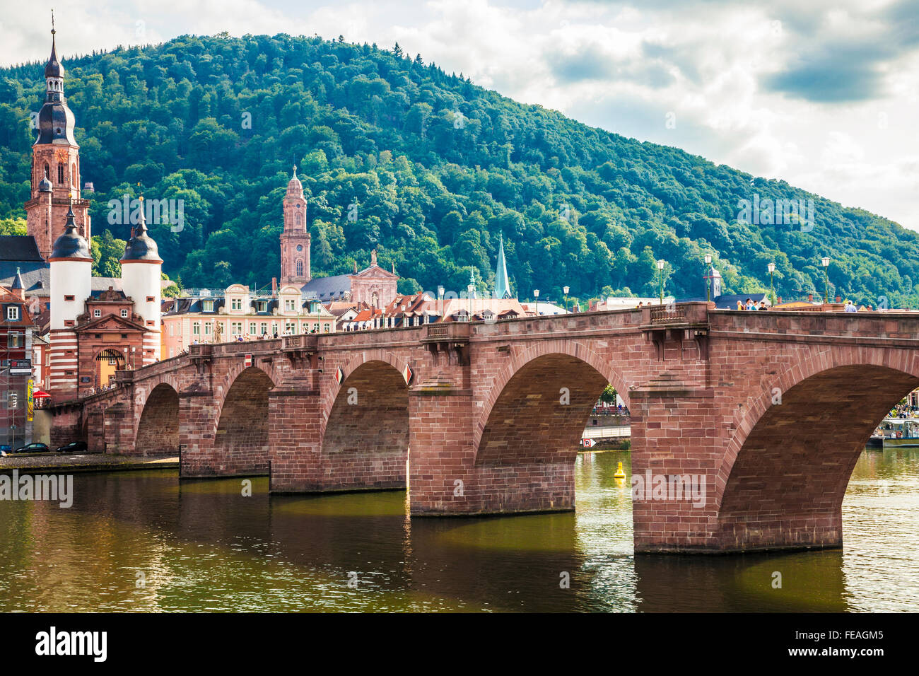Die Alte Brücke, alte Brücke oder Karl-Theodor-Brücke und Heiliggeistkirche Turmspitze in Heidelberg. Stockfoto