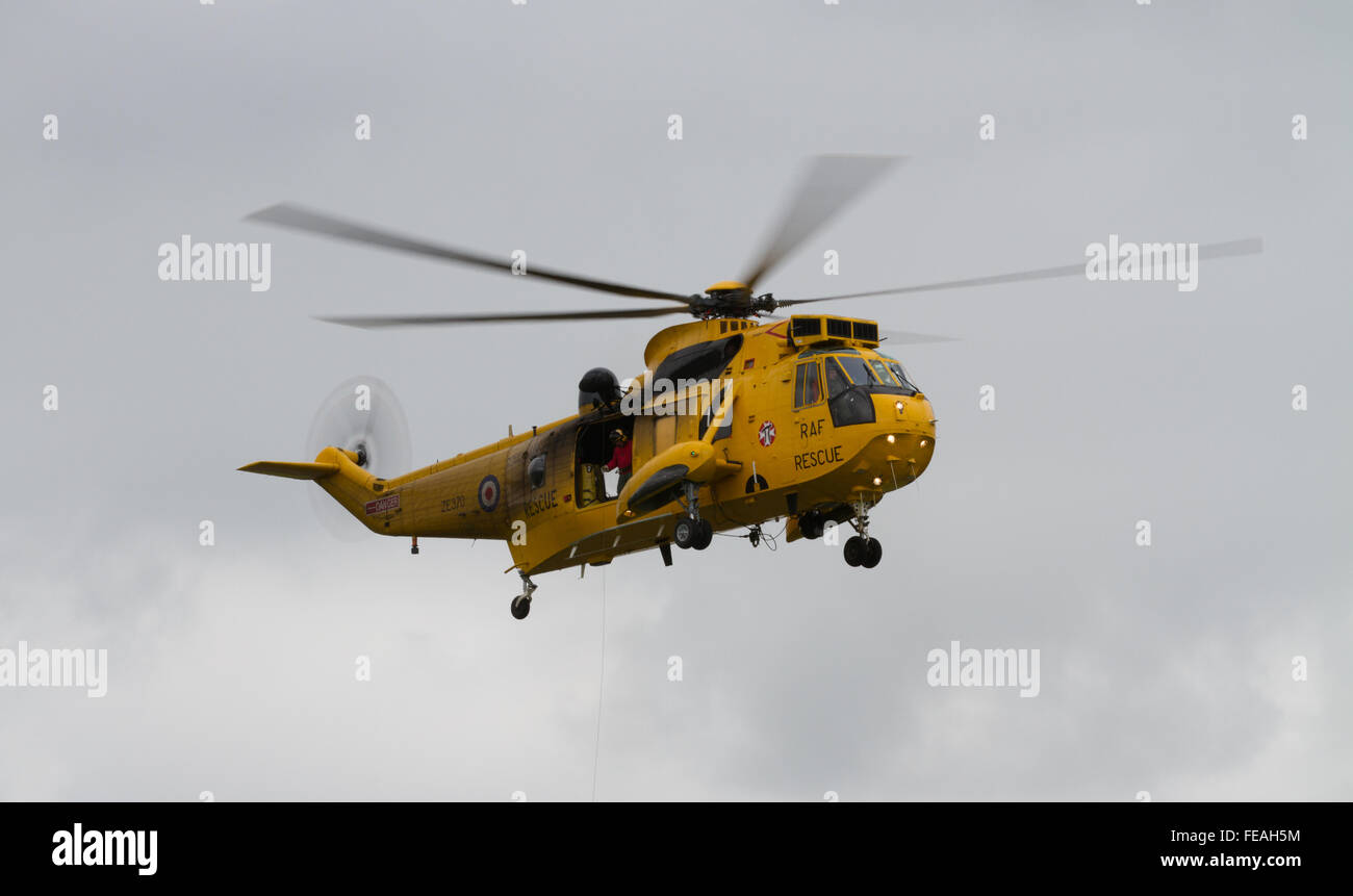 Royal Air Force "big yellow Bird" Search and Rescue Sea King Hubschrauber während seiner letzten RAF Cosford Air Show Display Stockfoto