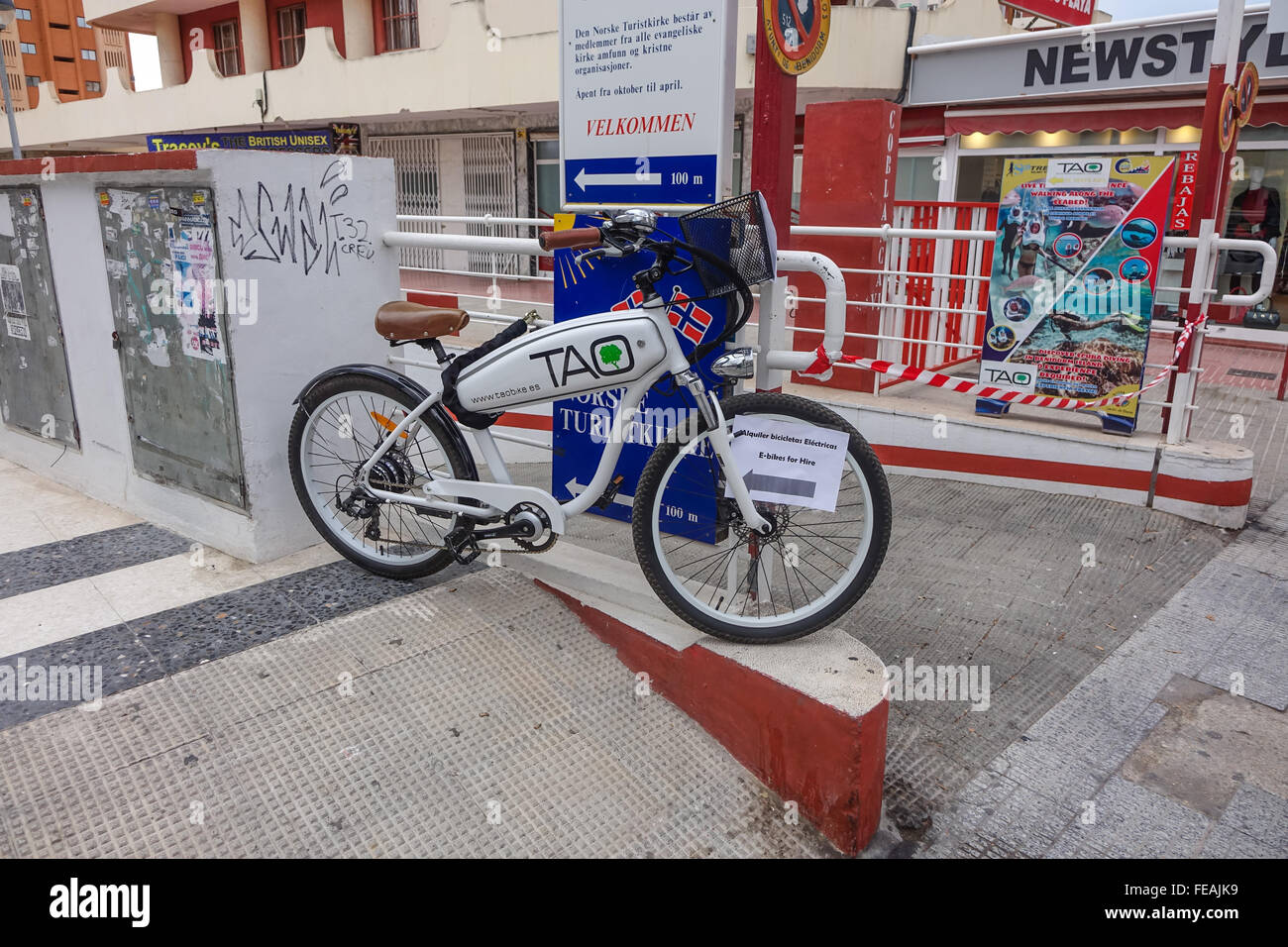 TAO-e-Bikes zu mieten in Benidorm, Spanien für Touristen und einheimische Stockfoto