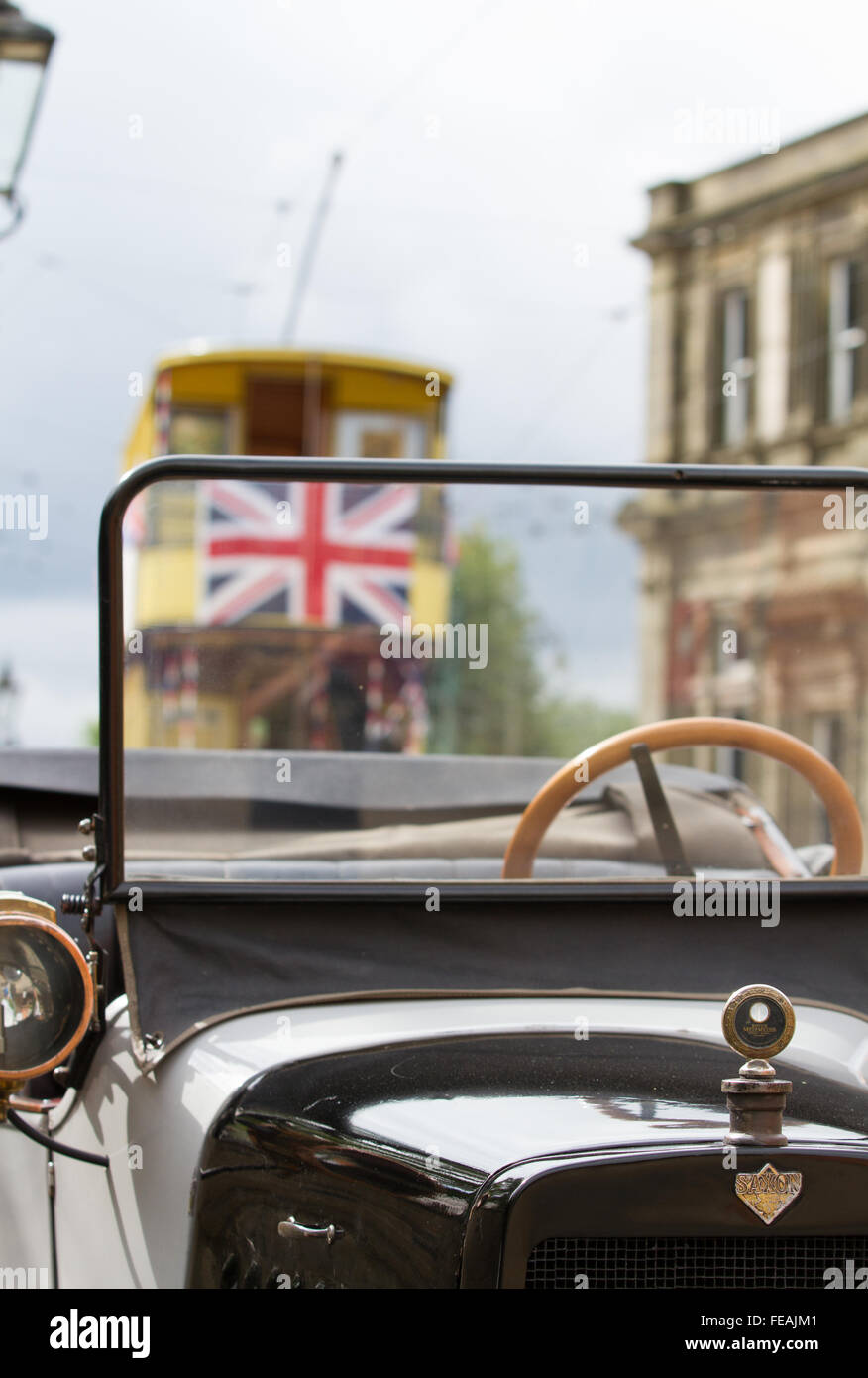 Ein Union Jack Flagge Vintage Straßenbahn ist durch das Fenster eine ebenso Oldtimers in Crich Tramway Village Museum gesehen. Stockfoto