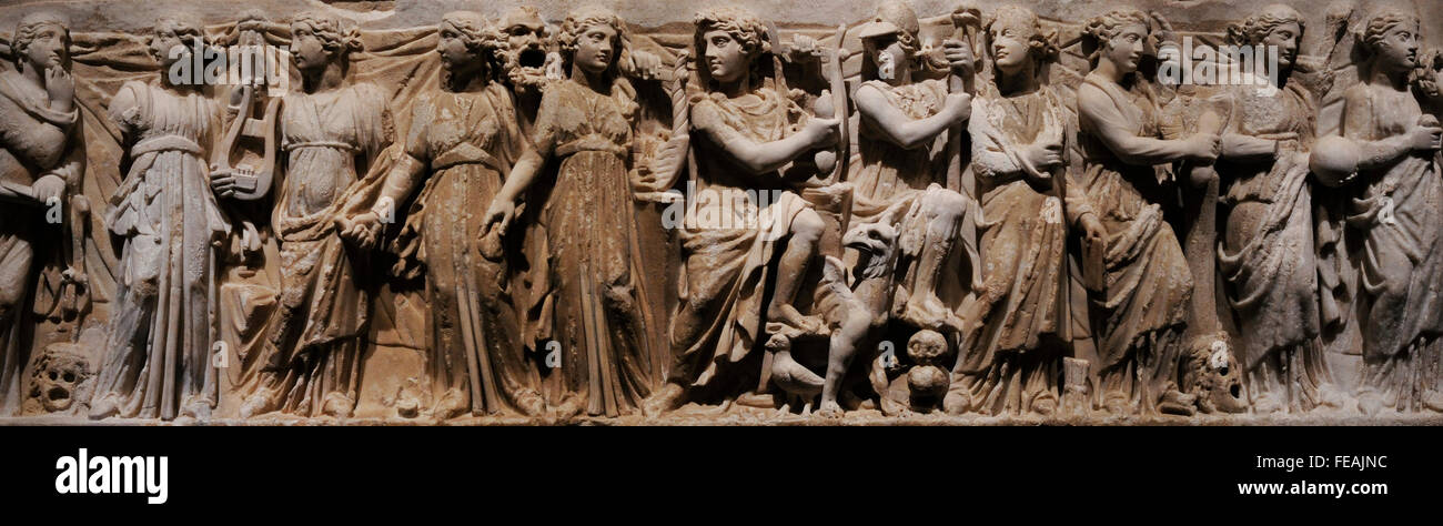 Römische Kunst. Sarkophag-Panel von Athena, Musen und Apollo. 3. Jahrhundert n. Chr. Marmor. Die Eremitage. Sankt Petersburg. Russland. Stockfoto