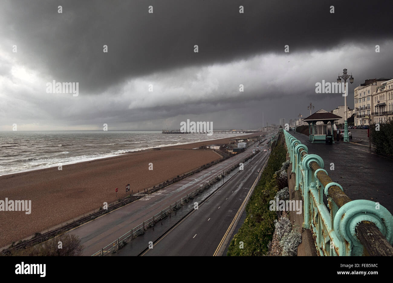 Regen Sturm: eine riesige schwarze Wolke über den Strand von Brighton, Sussex Stockfoto